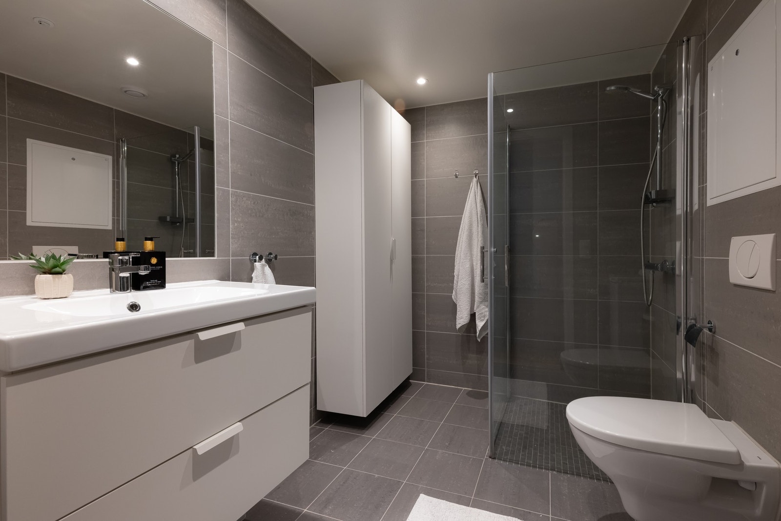 Badet er lyst og pent flislagt med varme i gulv samt downlights i himling. Galleribilde
