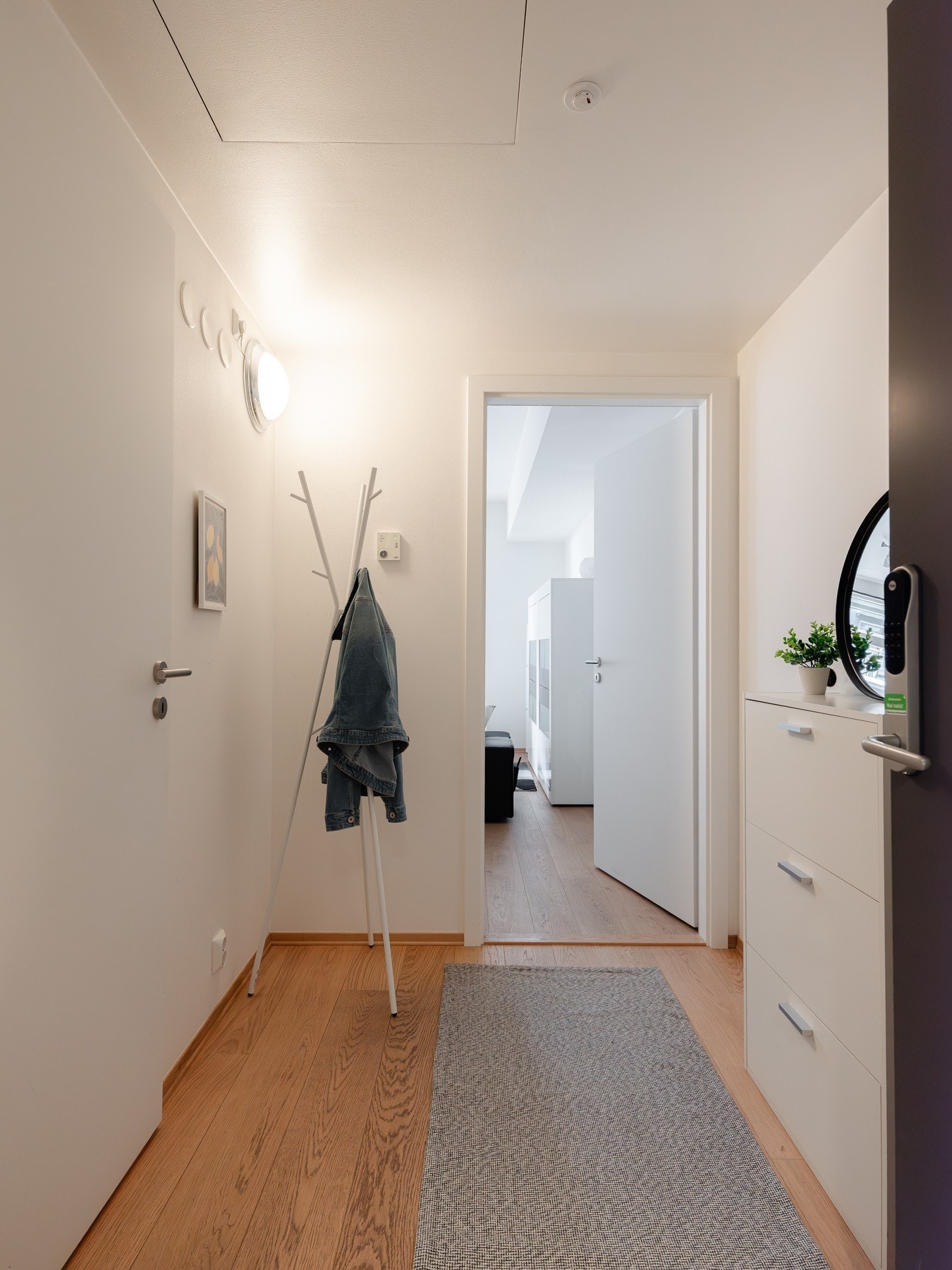 Her møtes du av en lys og innbydende entré med parkett på gulv og malte overflater i lyse fargevalg. Galleribilde