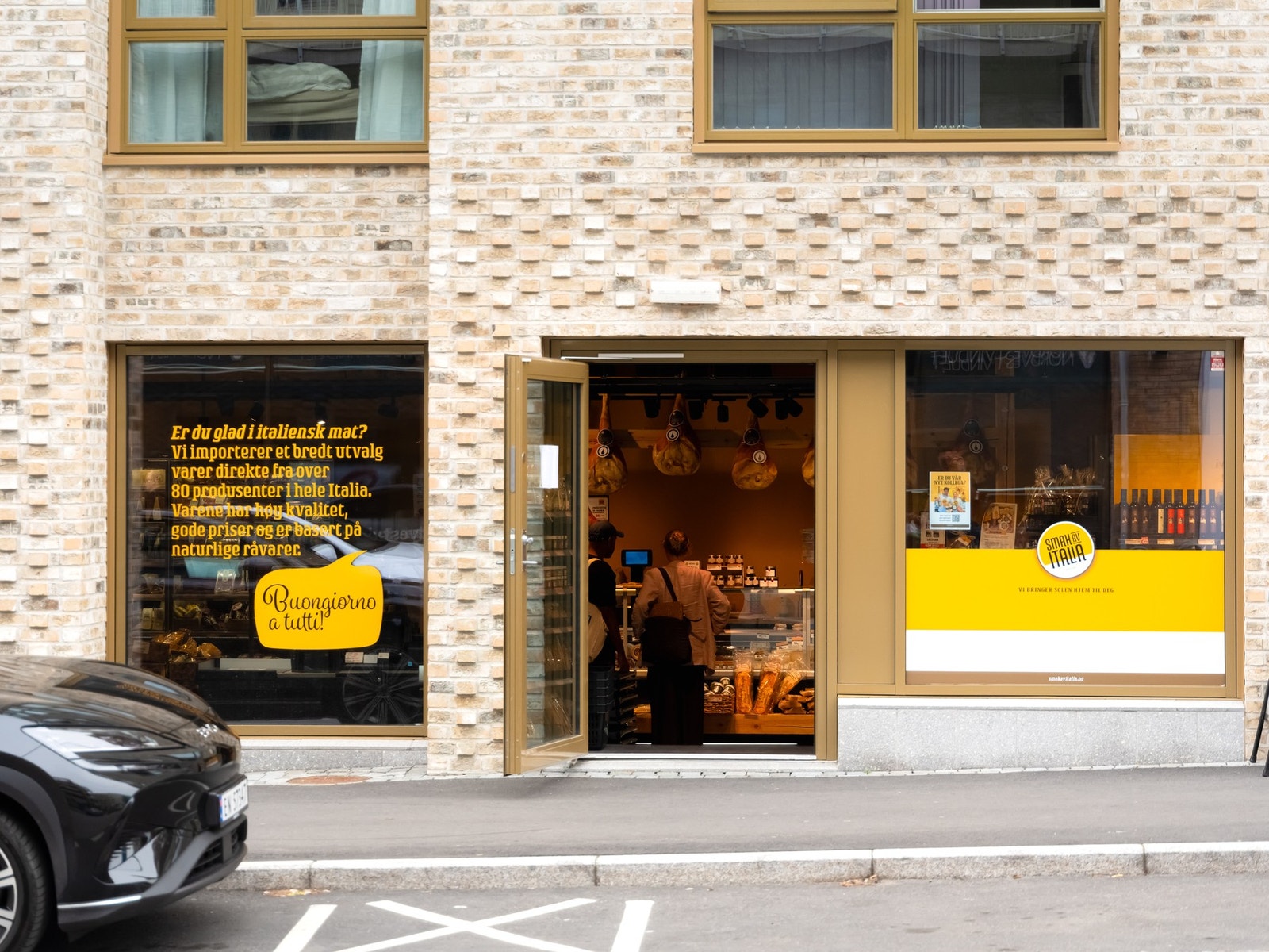 Delicatessebutikken "Smak av Italia" ligger like ved og tilbyr Italienske matvarer til høy kvalitet. Galleribilde