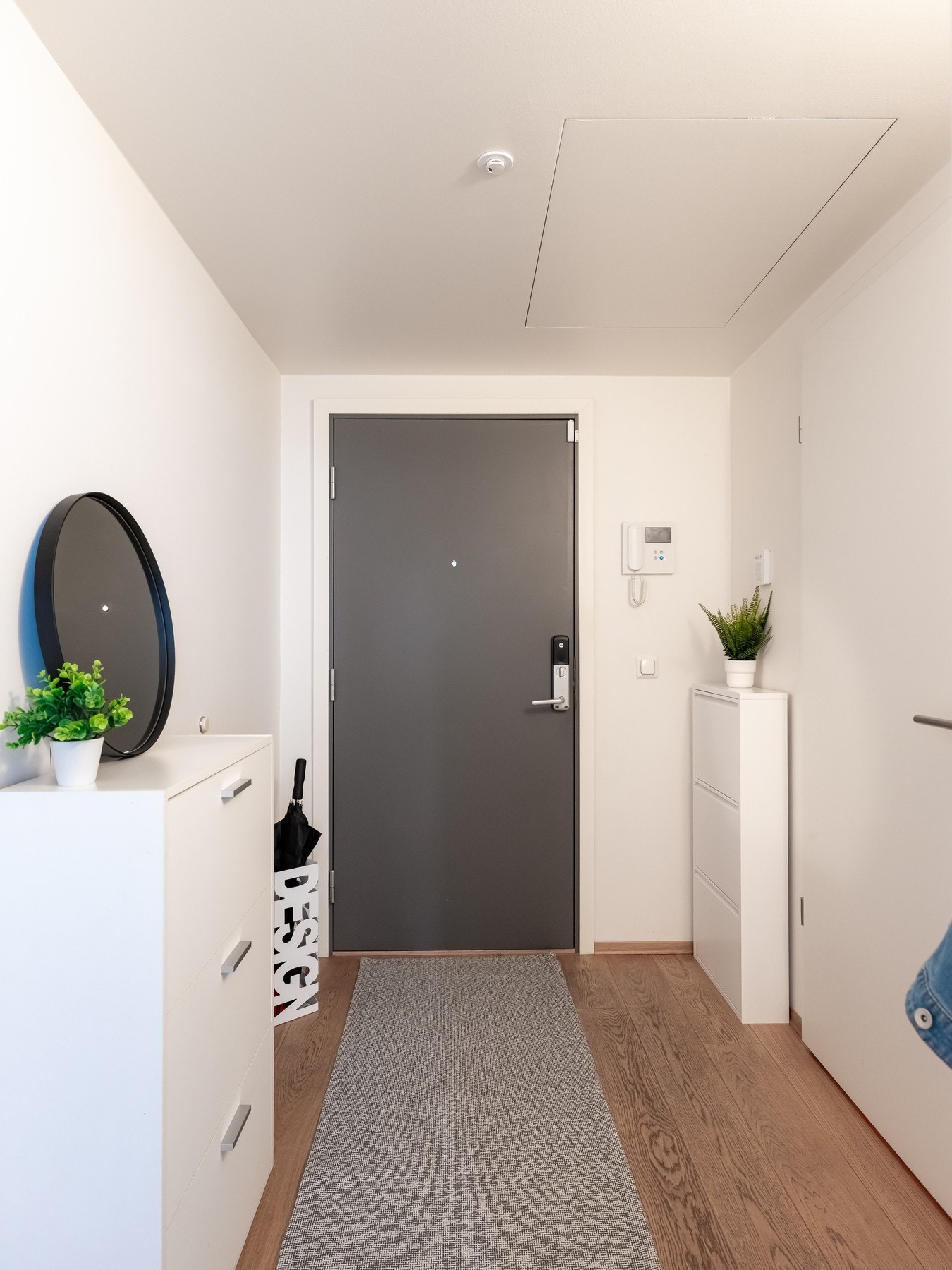 I entreen er det fin plass til oppheng for yttertøy, kommode og speil. Galleribilde