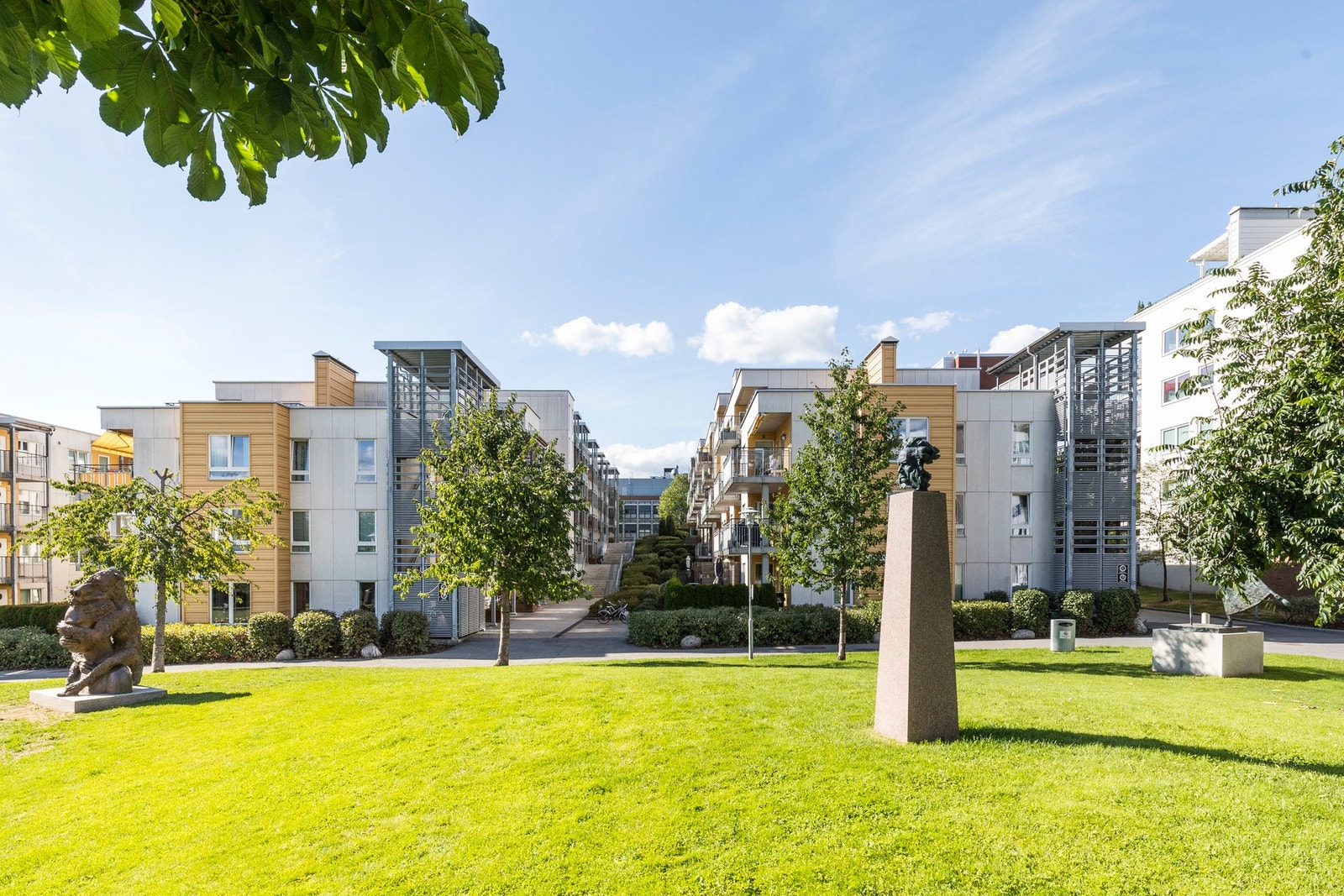 Lørenparken ligger rett i nærheten av leiligheten. Her er det store grønne arealer, lekeplass og barnehage. Galleribilde