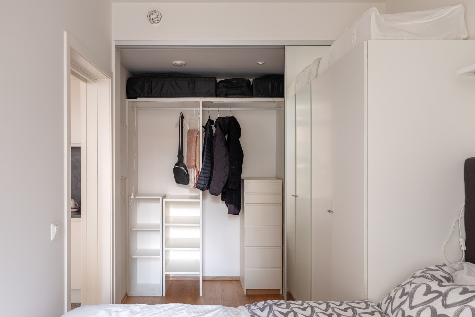 På soverommet er det to garderobeskap, samt en stor skyvedørsgarderobe med gode lagringsmuligheter. Galleribilde