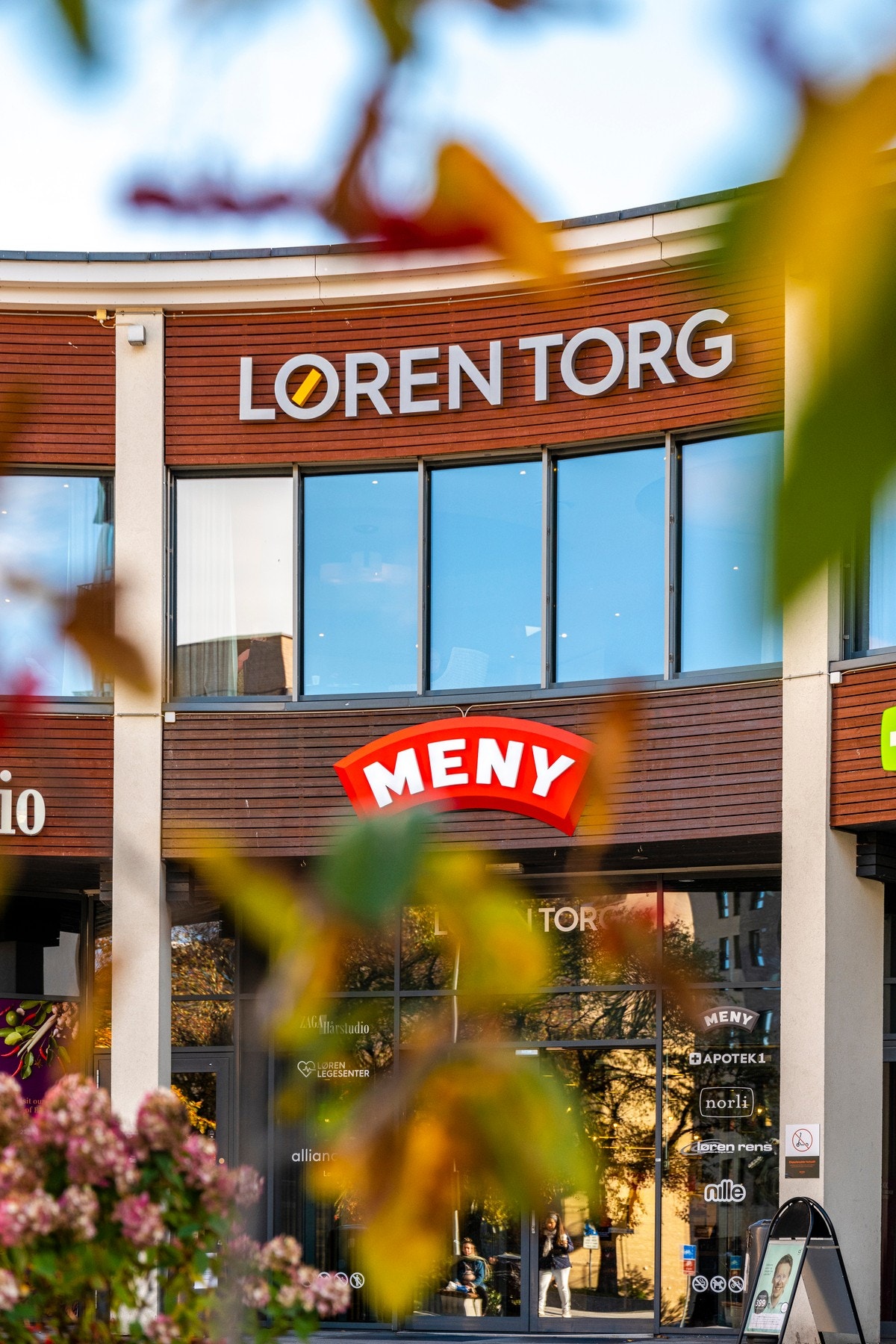 Løren Torg har stor dagligvarebutikk (Meny), apotek og flere spisesteder. Galleribilde