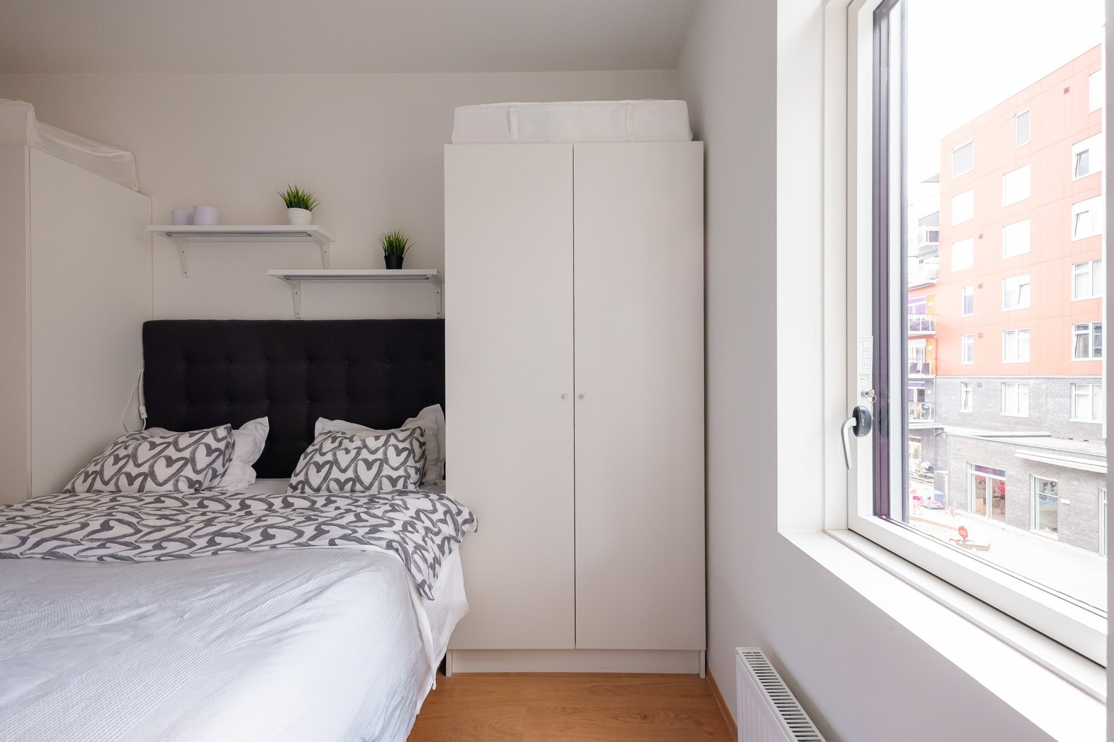Soverommet har fin plass til dobbeltseng og hyller. Galleribilde