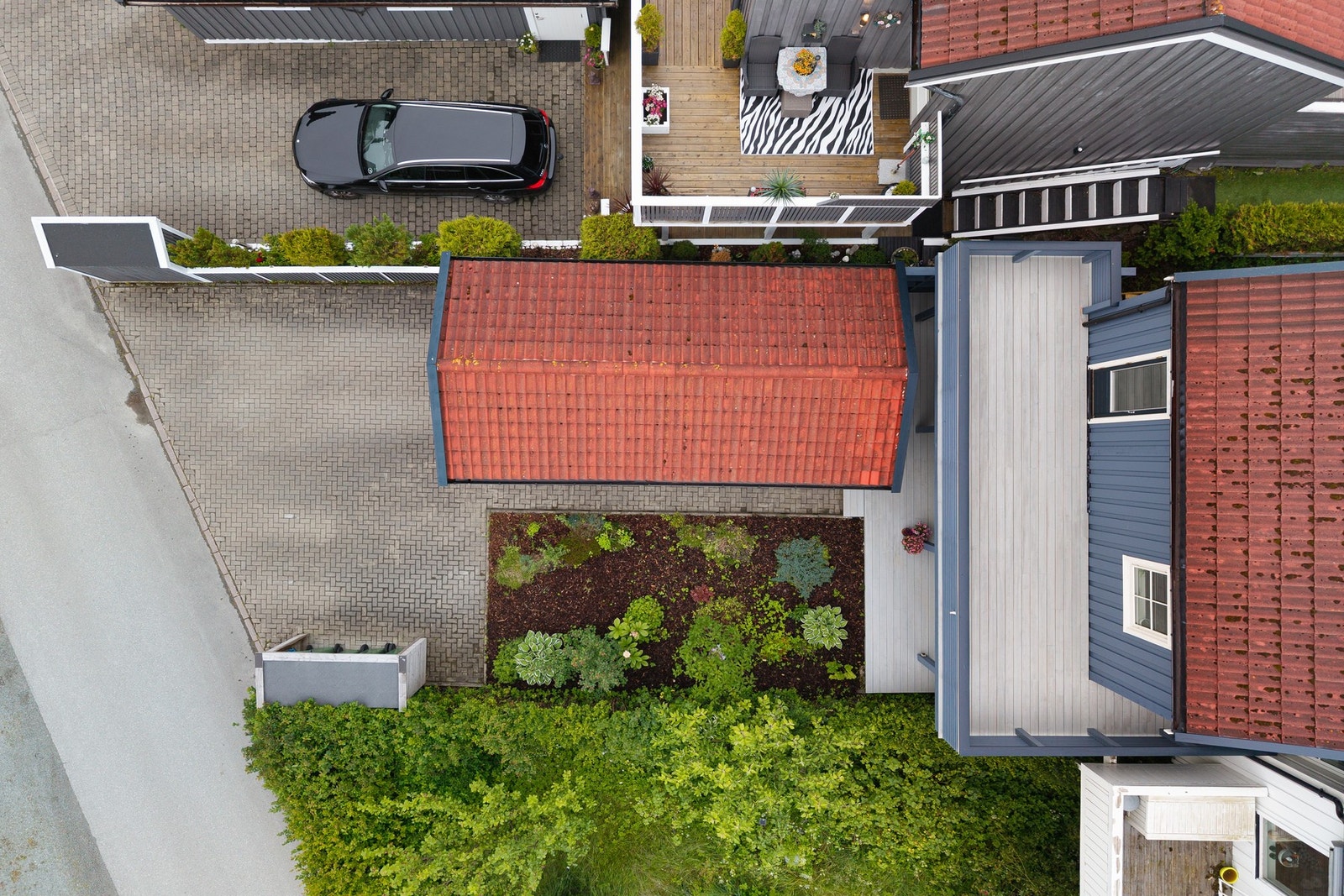 Deler av kledning og vindskier skiftet i 2026 (bolig og garasje). Galleribilde