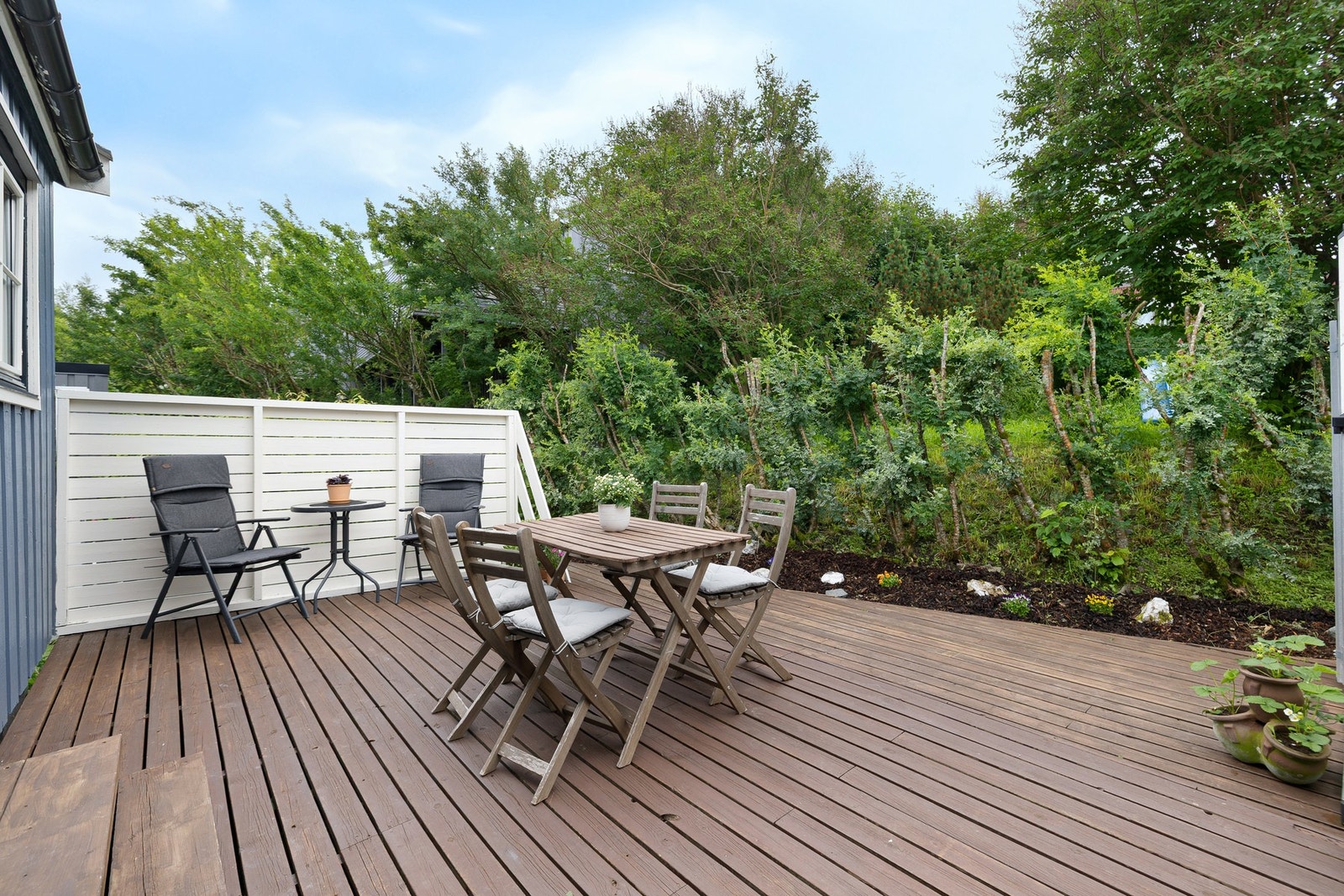 Skjermet terrasse på baksiden. Galleribilde