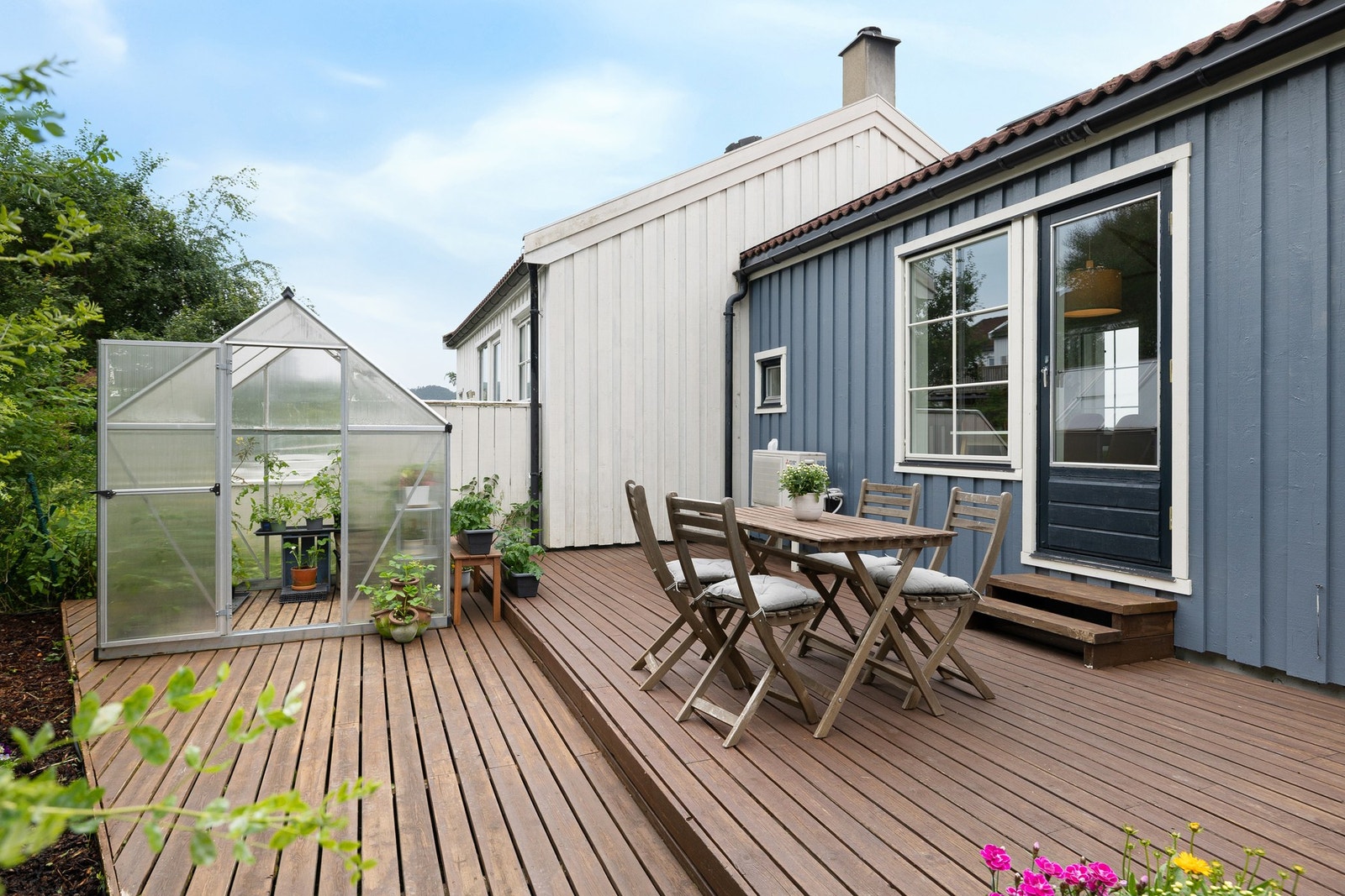 Boligen byr på flotte uteplasser på begge sider av huset, med god plass til sittegrupper og mulighet til å nyte solen til ulike tider av dagen. Galleribilde