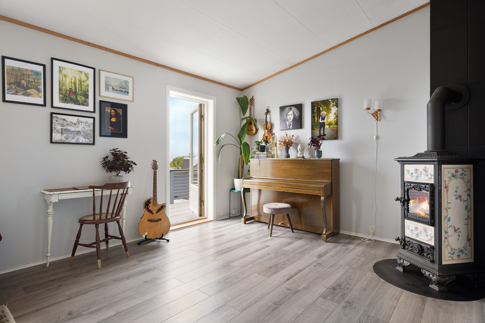 Utgang til veranda fra stue. Galleribilde