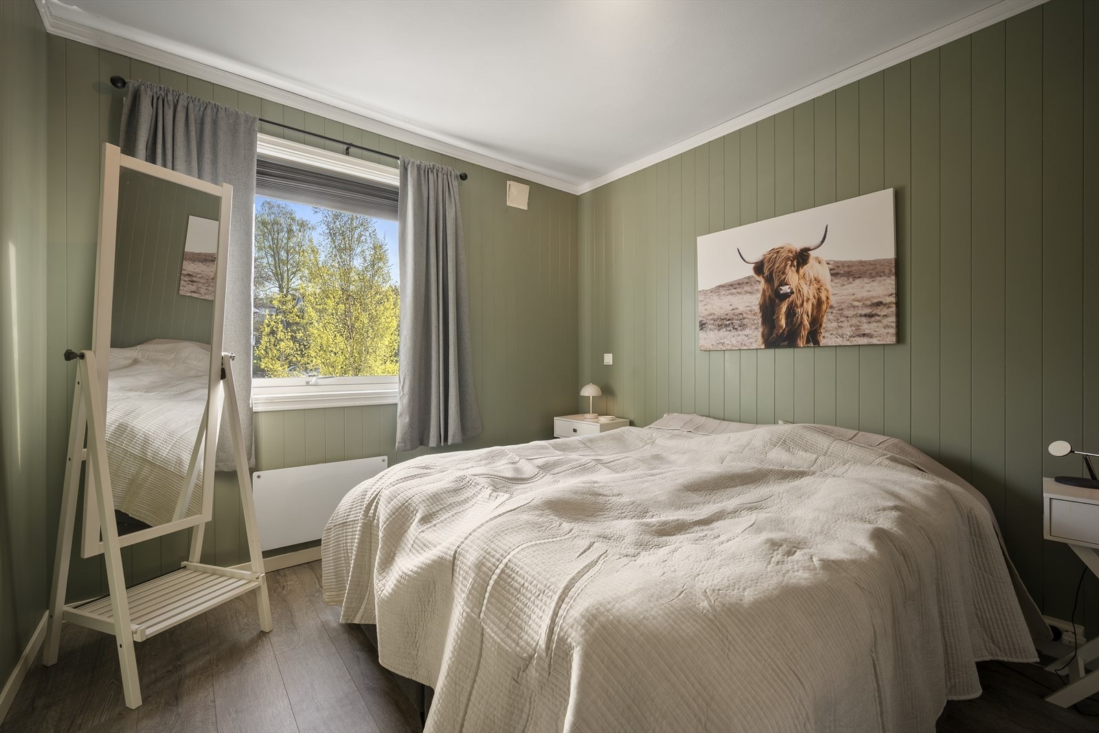 Her er det god plass til dobbeltseng, nattbord og garderobeskap! Galleribilde