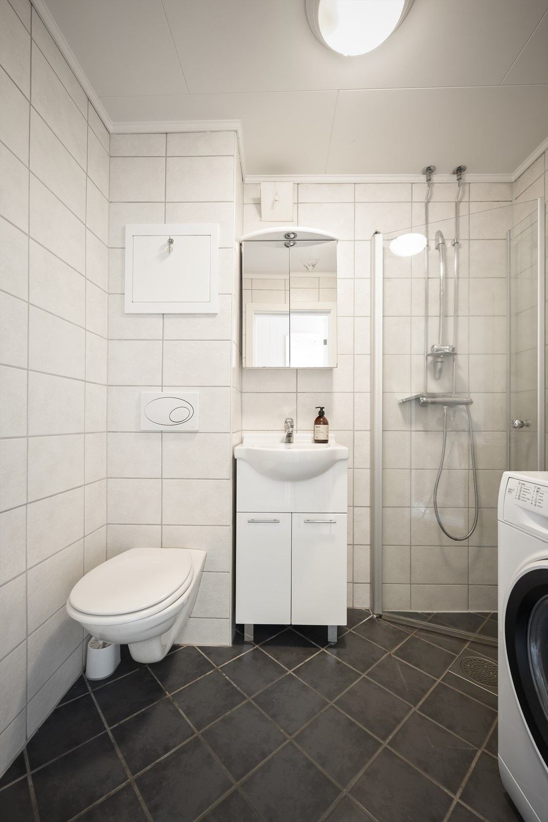 Opplegg for vaskemaskin, vegghengt toalett og varme i gulv. Galleribilde