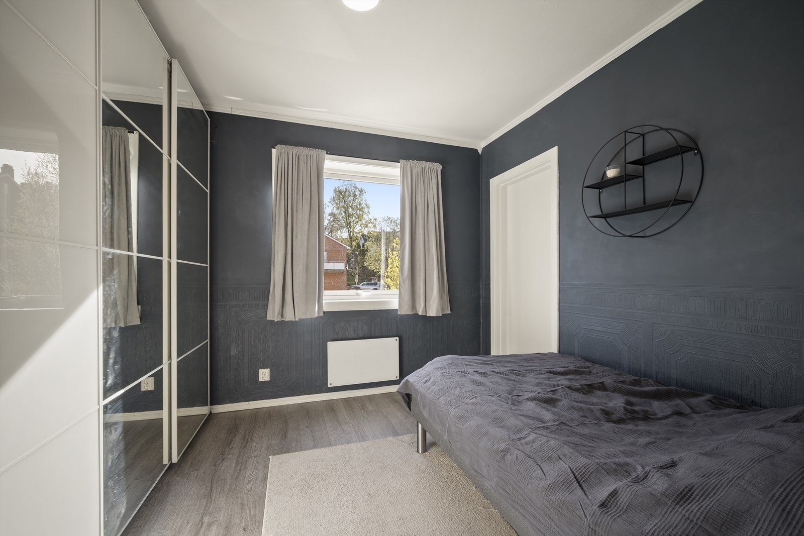 Soverom 2 - Romslig soverom med skyvedørsgarderobe. Galleribilde