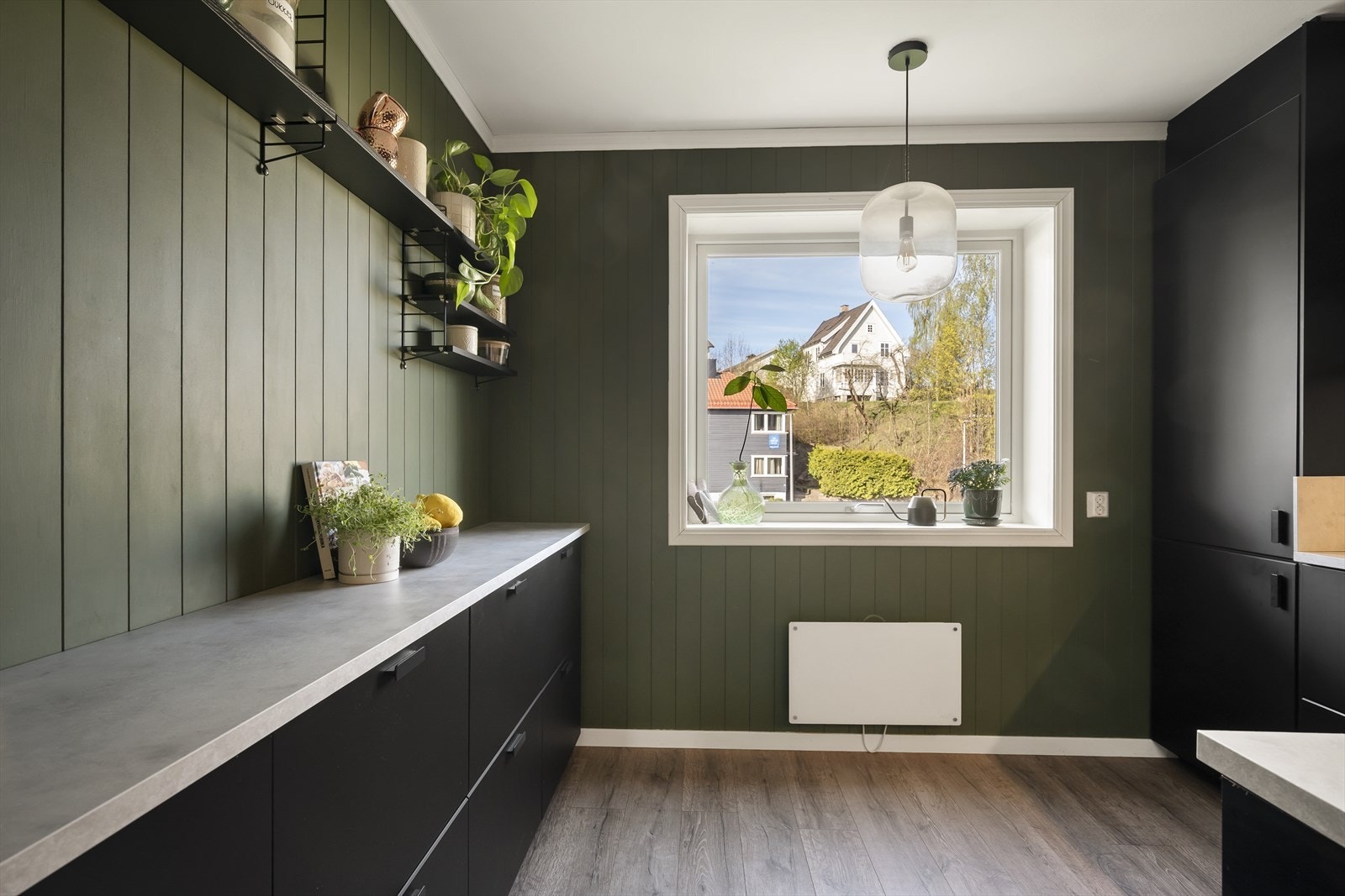 Store vindusflater slipper inn rikelig med dagslys! Galleribilde