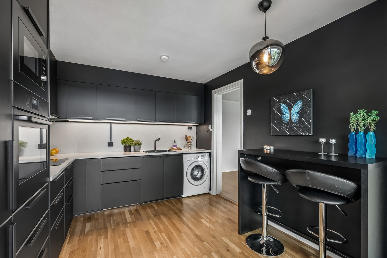 Det romslige kjøkkenet har gode arbeidsflater, rikelig med oppbevaringsplass og plass til spisebord. Kjøkkenet har fått tilstandsgrad 1 (TG1) av takstmann. Galleribilde