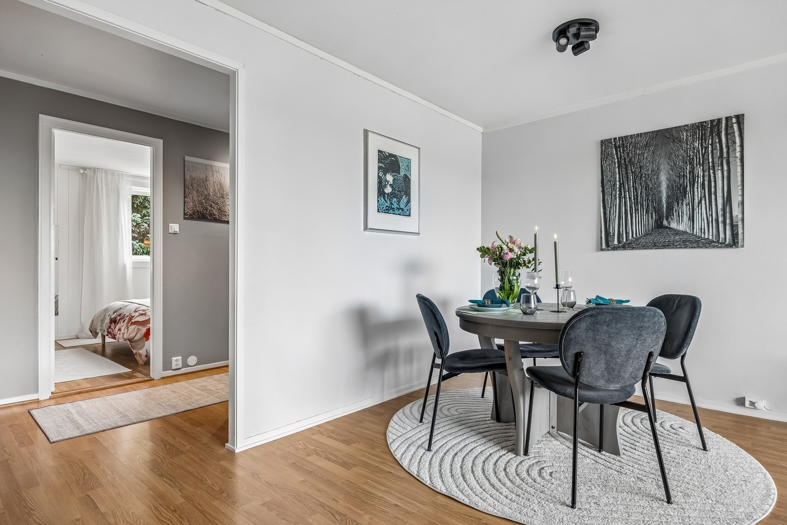 Leiligheten er innredet i lyse og nøytrale fargetoner som gjør det enkelt å sette sitt eget preg på boligen. Galleribilde