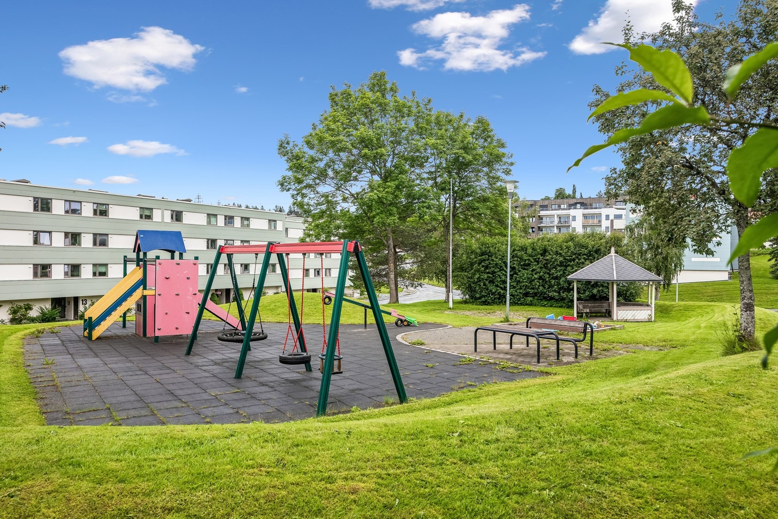Like ved boligen finner du lekeplasser, kunstgressbane, discgolfpark og sandvolleyballbane, som gir gode aktivitetsmuligheter for både barn og voksne. Galleribilde