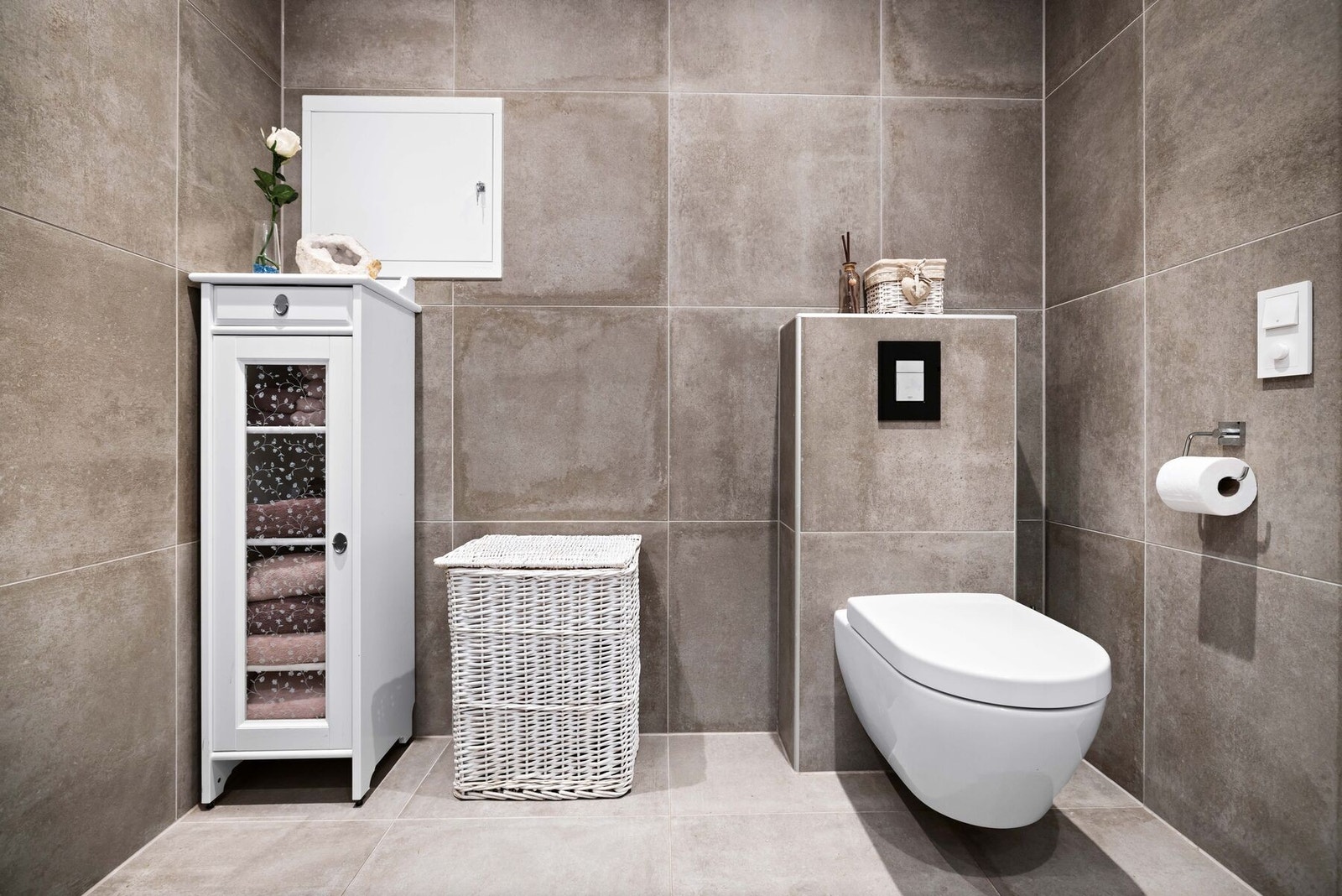 Vegghengt servantinnredning med buede fronter. Avtrekksventil med mekanisk avtrekk i himling. Galleribilde