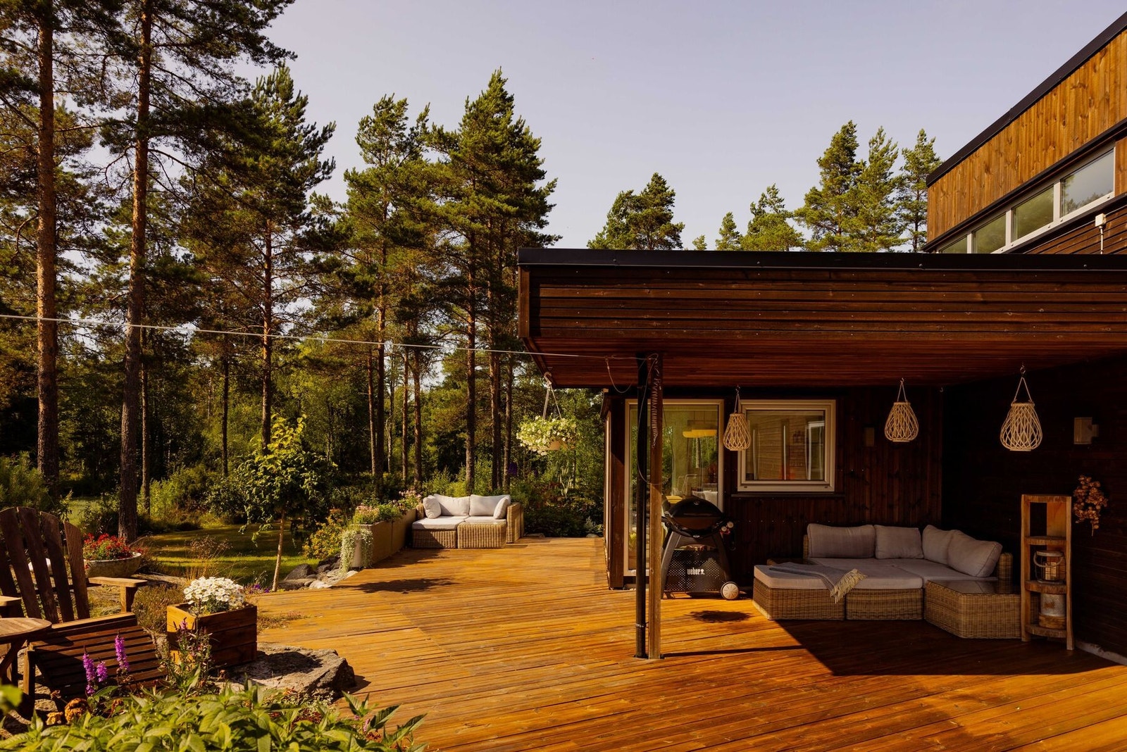 Terrasse omkranset av furuskog og fjell i tilknytting til kjøkkenet. Galleribilde