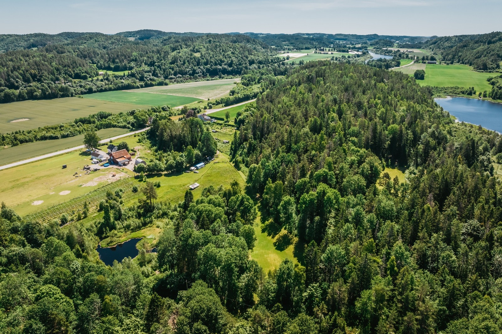 Det samlede arealet er 103,8 dekar, hvor skog utgjør 77,3 dekar og dyrket mark 17,9. Galleribilde