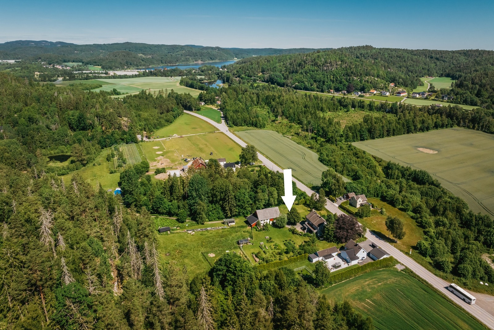 Med sin landlige beliggenhet ligger Lauvstad likefullt sentralt, med enkel tilgang til E18 og kort vei til både Larvik og Sandefjord, så vel som de andre store byene i Vestfold og Telemark. Galleribilde