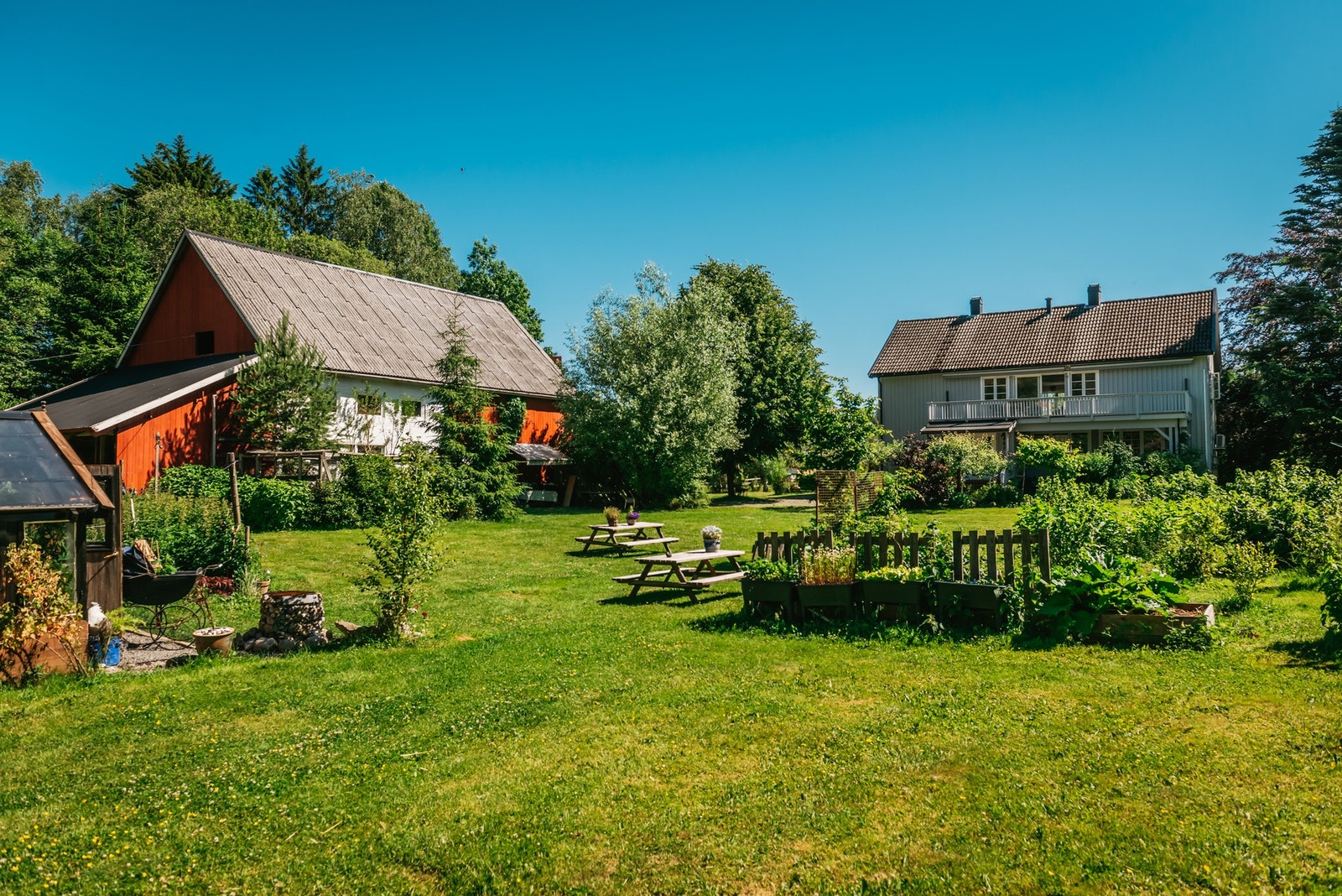 Ved hovedhuset blir idyllen komplett med en fantastisk hage for store og små - og ikke minst de firbente. Galleribilde