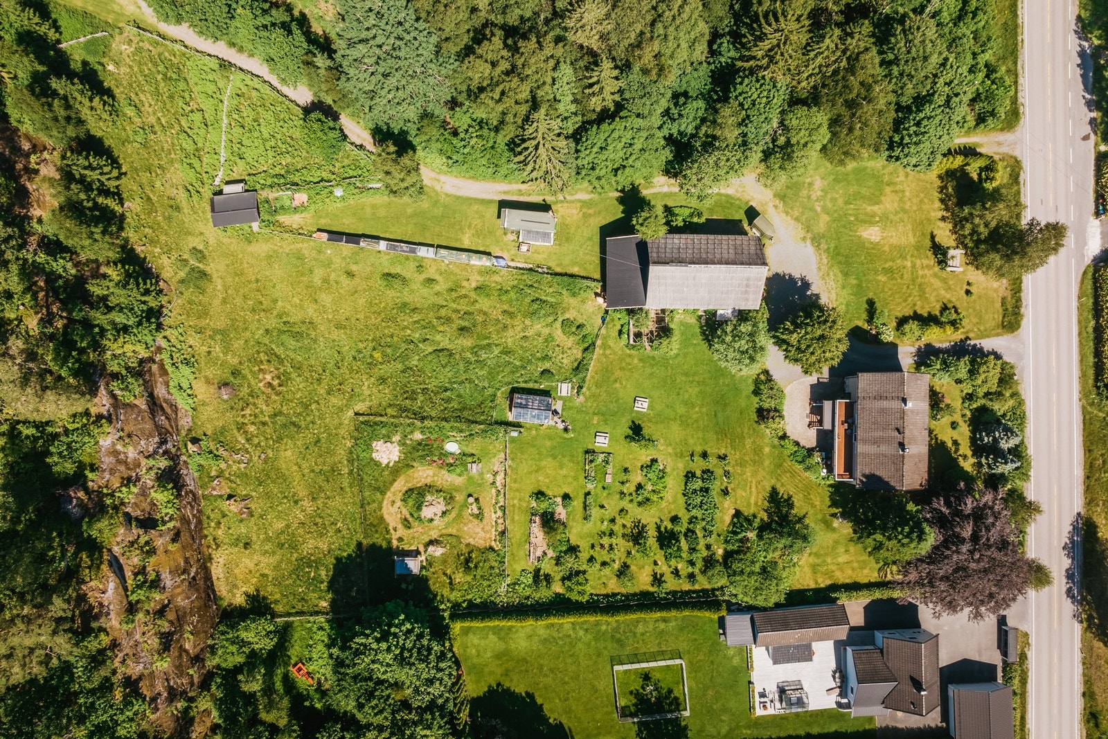 Tunet består av en gruslagt gårdsplass med tuntre, og rundt gårdstunet står det en tradisjonell låve og et stort våningshus med innholdsrik planløsning. Galleribilde