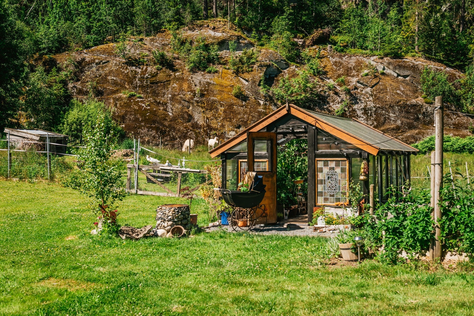 Et drivhus gjør idyllen komplett, og hagen er et fantastisk fristed for hele familien. Galleribilde