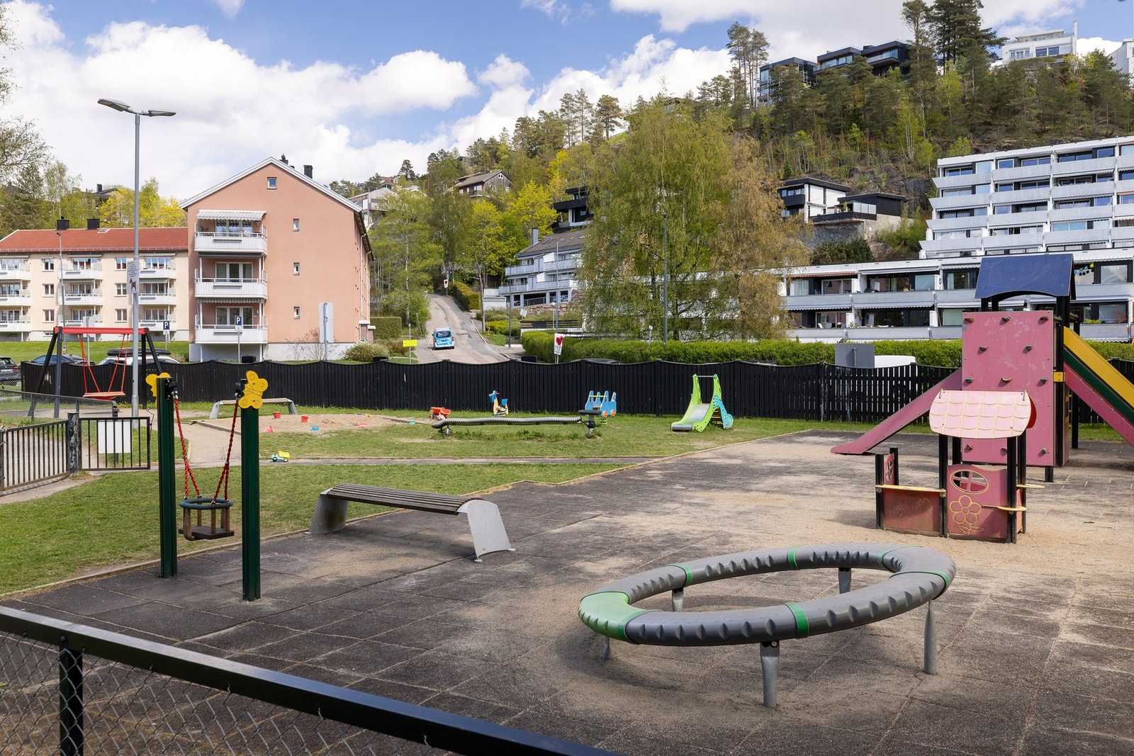 Borettslaget har flotte uteområder med grønne fellesarealer, epletrær og bærbusker, samt leke- og grillplass som skaper et hyggelig og sosialt nærmiljø Galleribilde