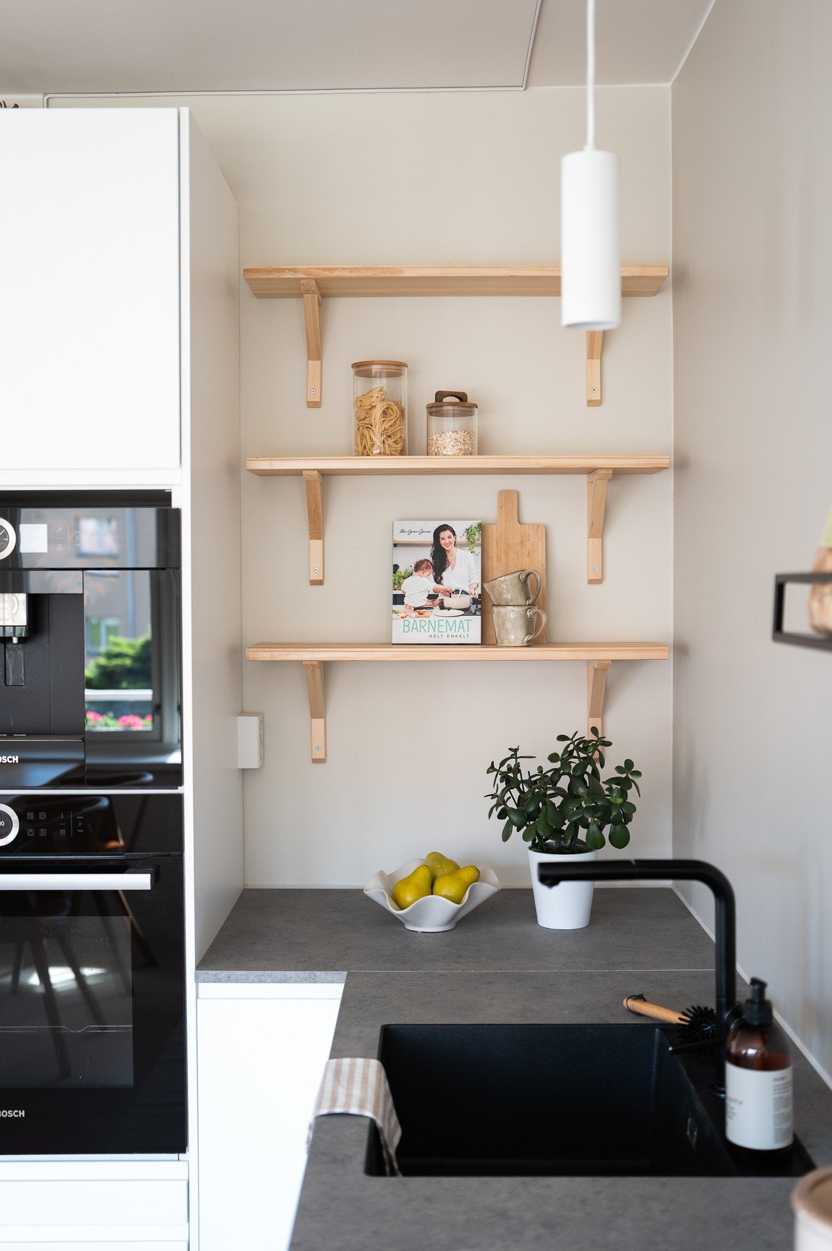 Innredningen har glatte fronter kombinert med en elegant benkeplate og oppvaskkum Galleribilde