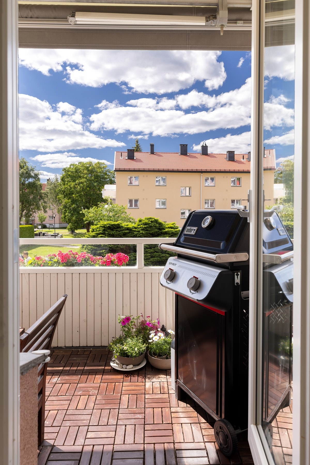 Fra stuen er det utgang til en solrik balkong på ca. 7 kvm Galleribilde