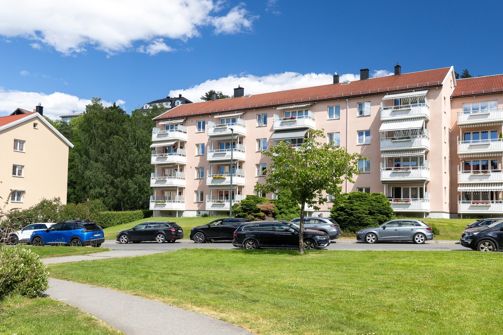 Det er gratis gateparkering i område Galleribilde