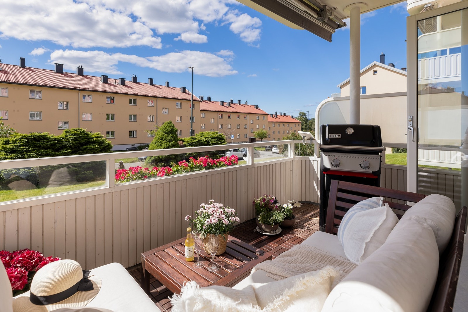 Her er det god plass til utemøbler, grill og blomster - en hyggelig forlengelse av stuen i sommerhalvåret Galleribilde