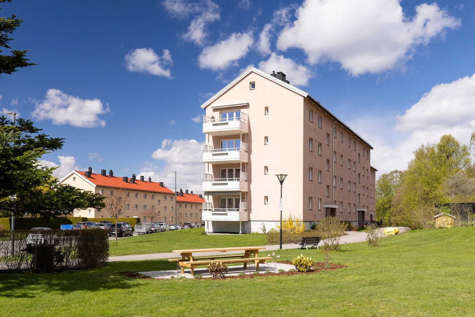 Fellesområdet har store plenareal og flere benker Galleribilde