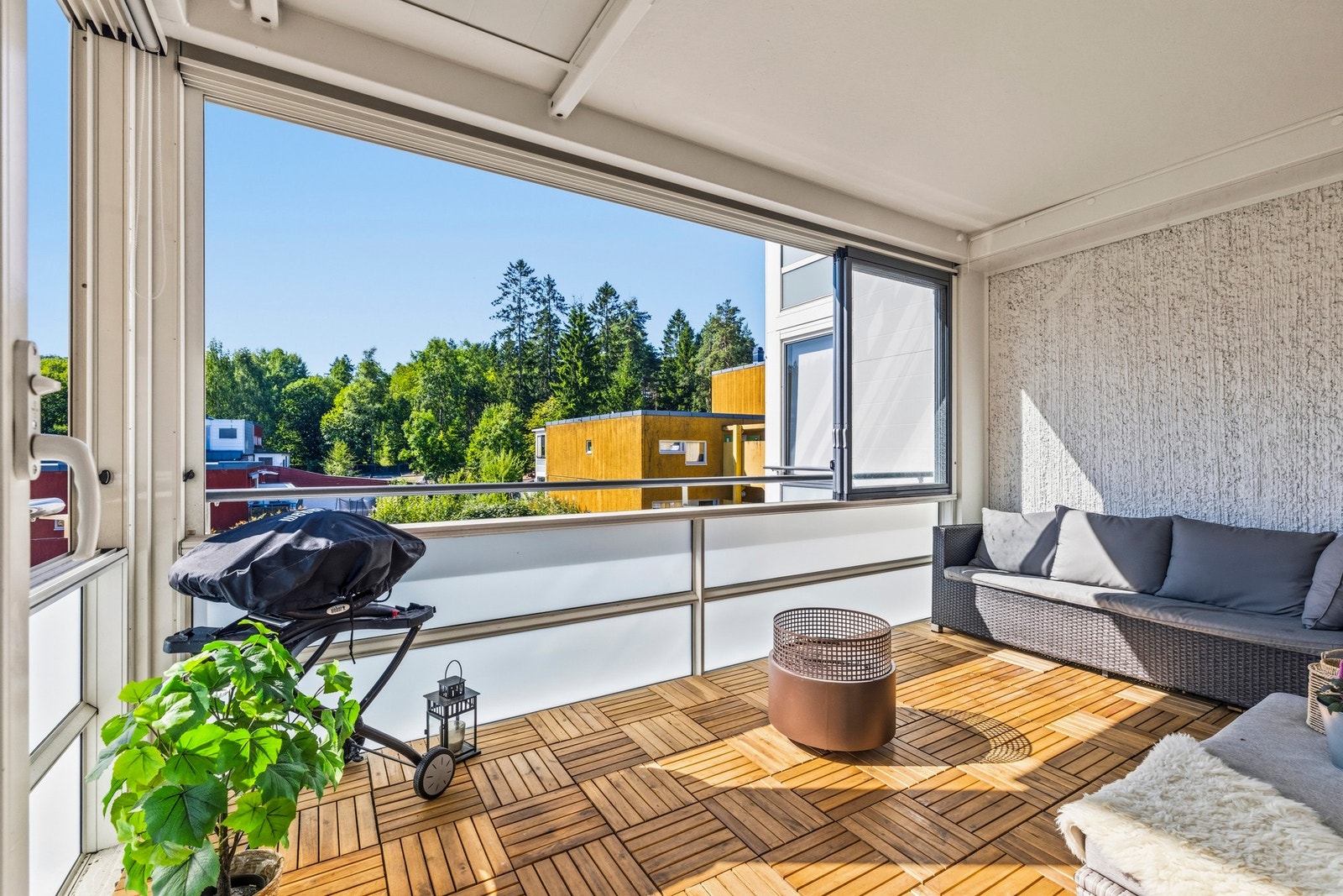 Den innglassede balkongen på ca. 11 m² blir en herlig forlengelse av boligen Galleribilde