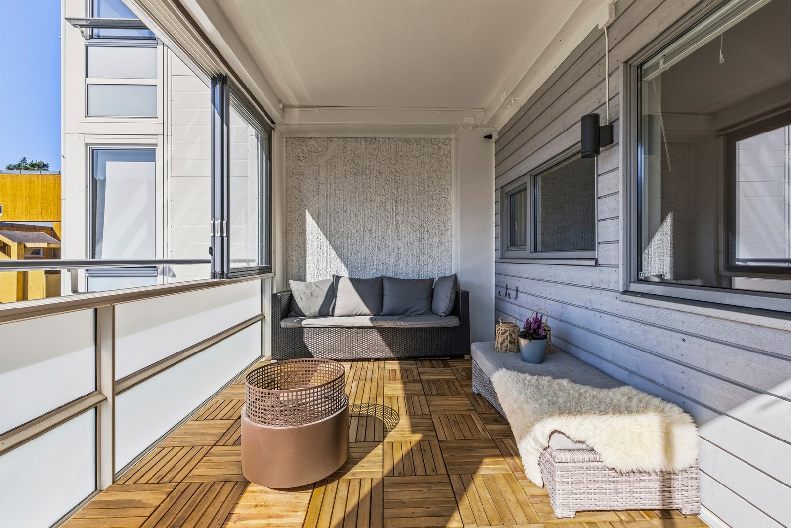Den innglassede balkongen har god plass til både sittegruppe, planter og annen møblering Galleribilde