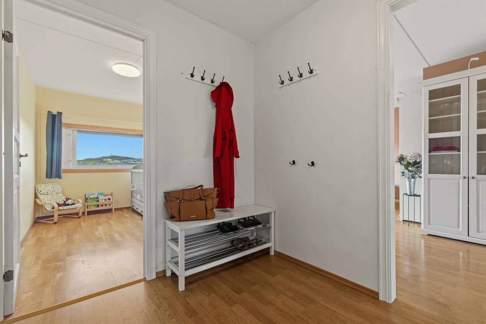 Romslig entré med god plass til oppbevaring av yttertøy og sko Galleribilde