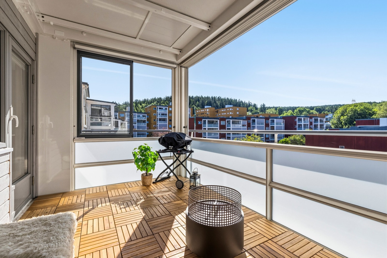 Innglassingen skjermer godt og gjør balkongen til en lun og anvendelig uteplass Galleribilde