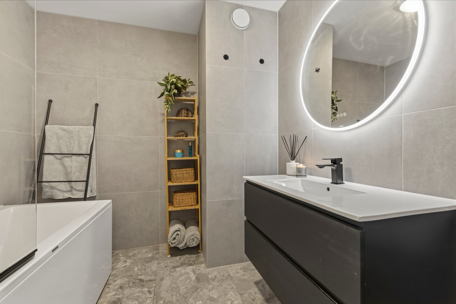 Badet er pusset opp i 2022 og har et moderne og stilrent uttrykk Galleribilde