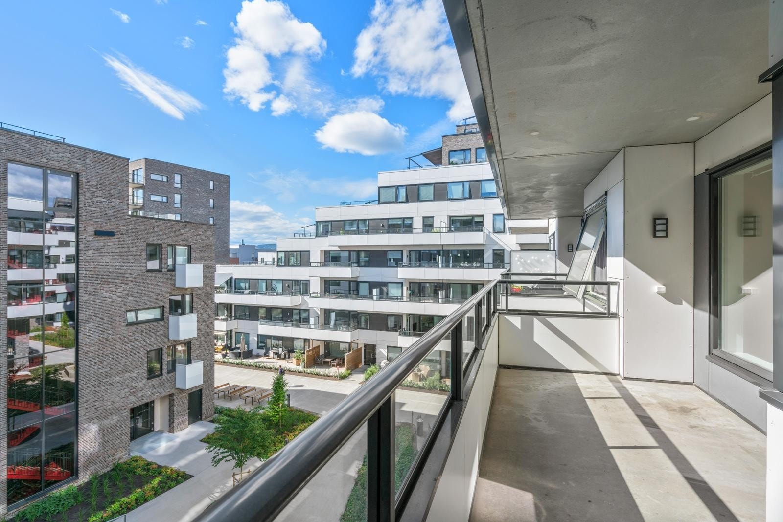 Garasjeplass, oppvarming, varmtvann, tv+ internett inkludert i husleien. Galleribilde