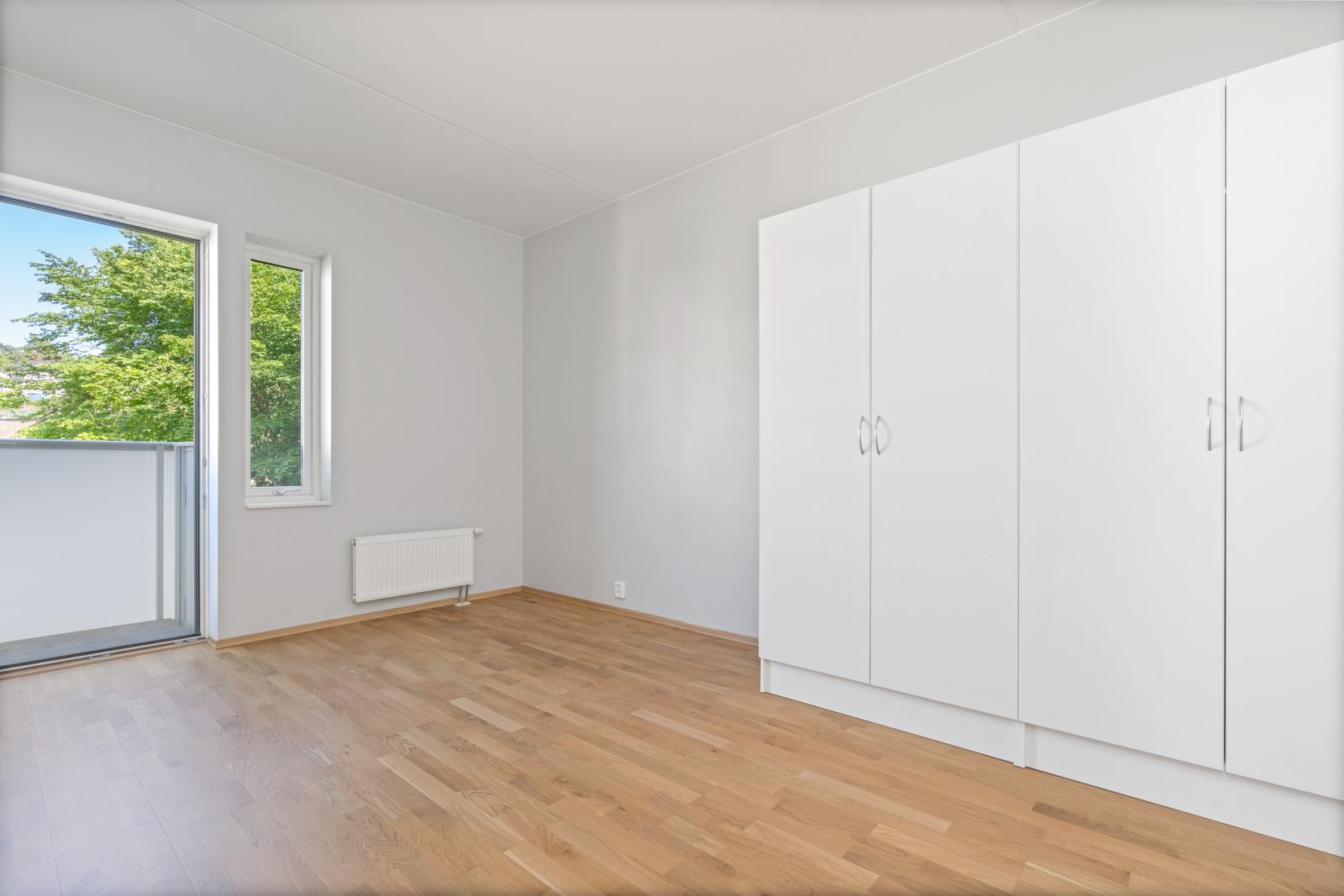 Hovedsoverom med garderobeskap og en liten luftebalkong. God plass til en dobbeltseng. Galleribilde
