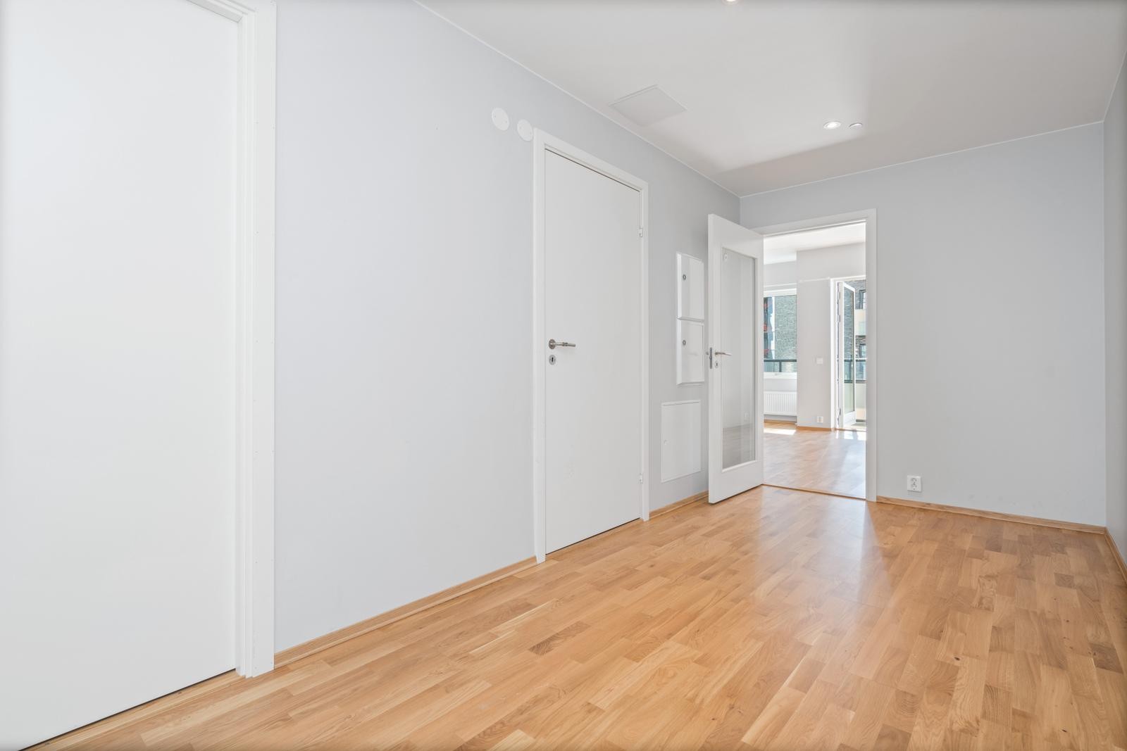 Stor entré med god plass til garderobeskap. Galleribilde