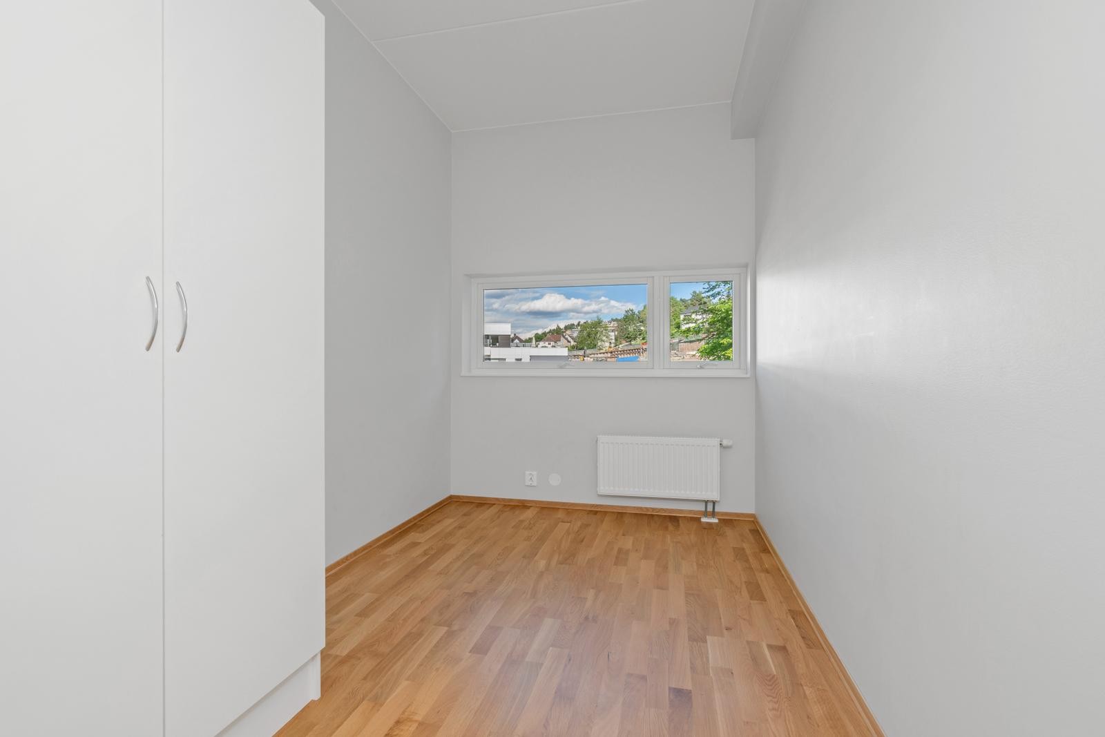 Soverom 2 med garderobeskap og plass til en seng. Galleribilde