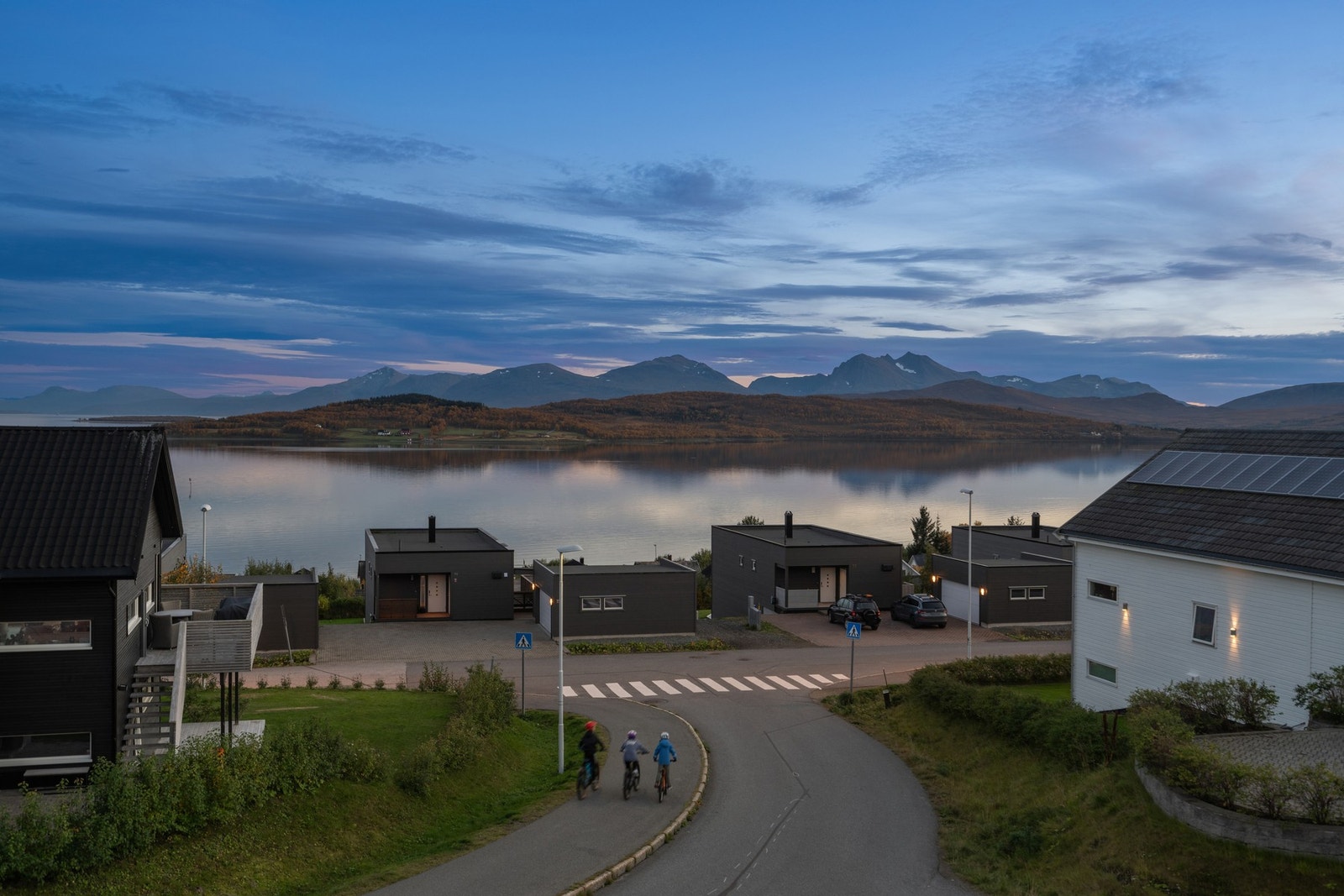 Utsikt mot fjorden og fjellene i horisonten. Galleribilde