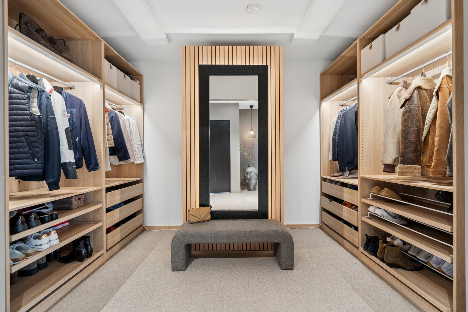 Praktisk og oversiktlig walk-in-garderobe med rikelig hylle- og hengeplass. Galleribilde