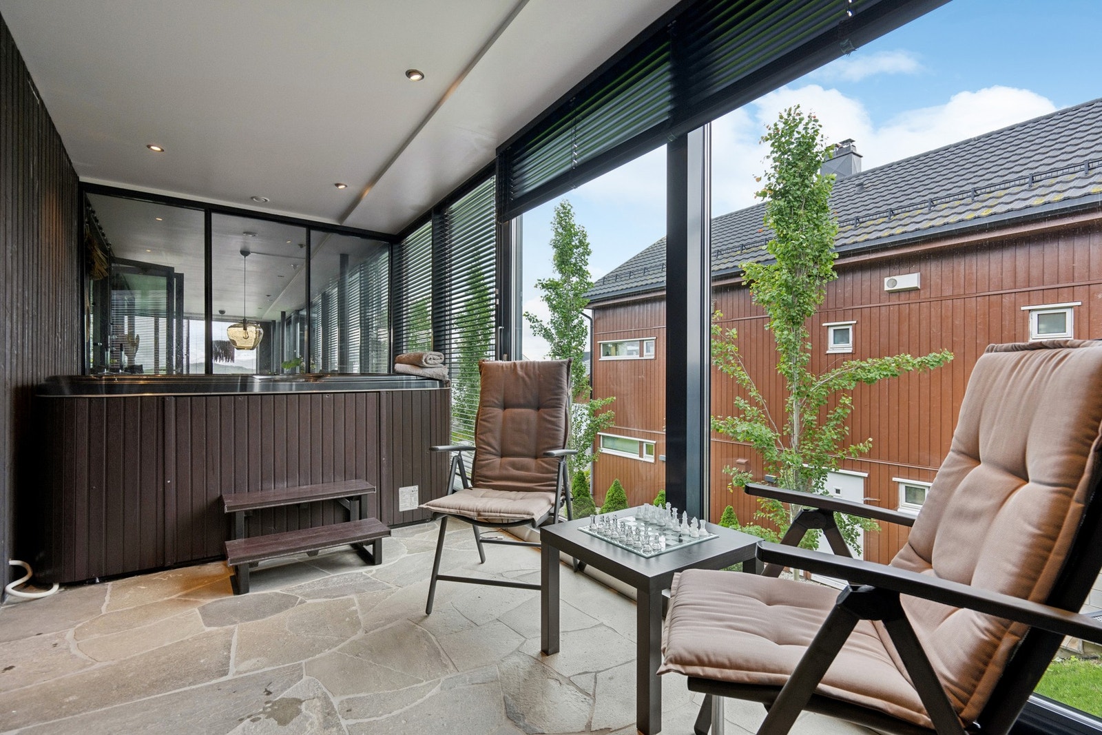 Uteplass i tilknytning til velværeavdelingen, med plass for sittegruppe. Galleribilde