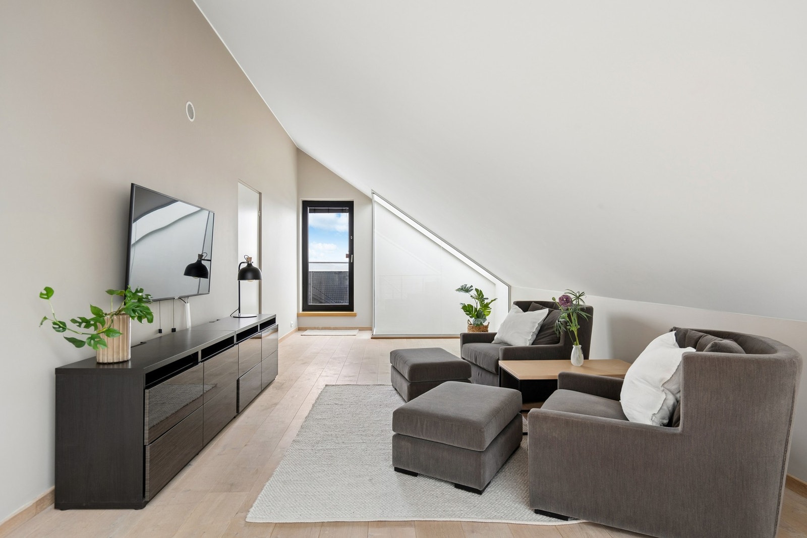 Loftstue med utgang til egen balkong. Galleribilde