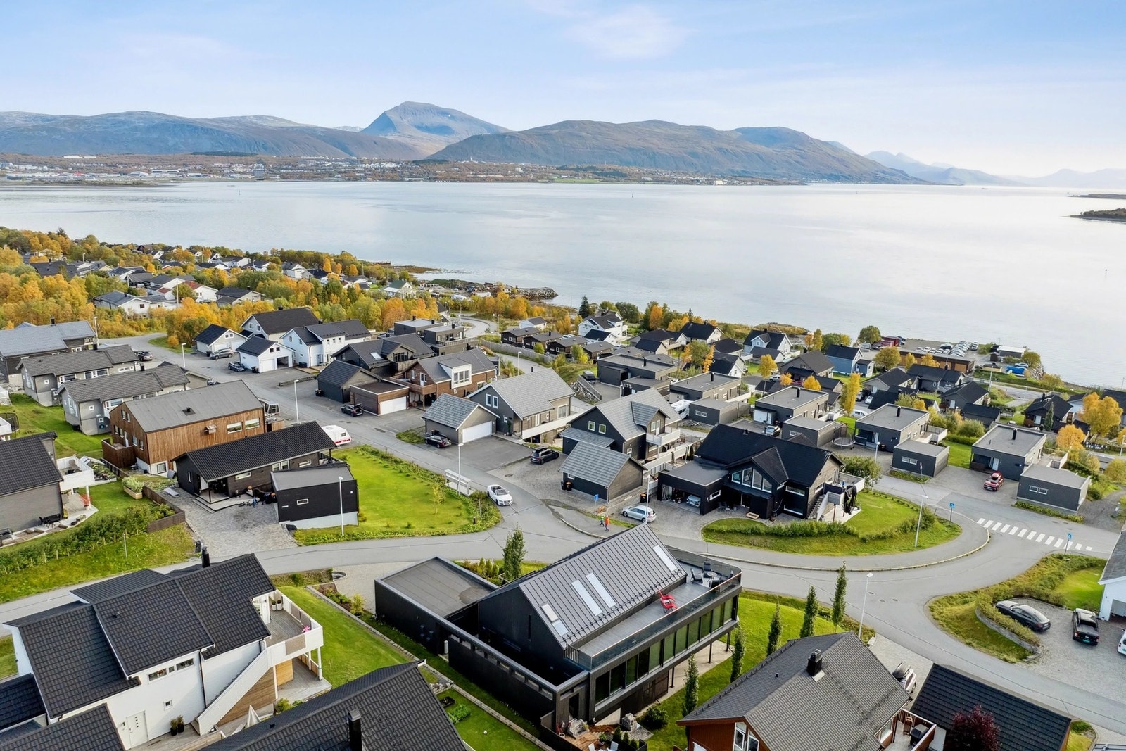 Vidstrakt utsikt over sjøen og fjellandskapet rundt. Galleribilde