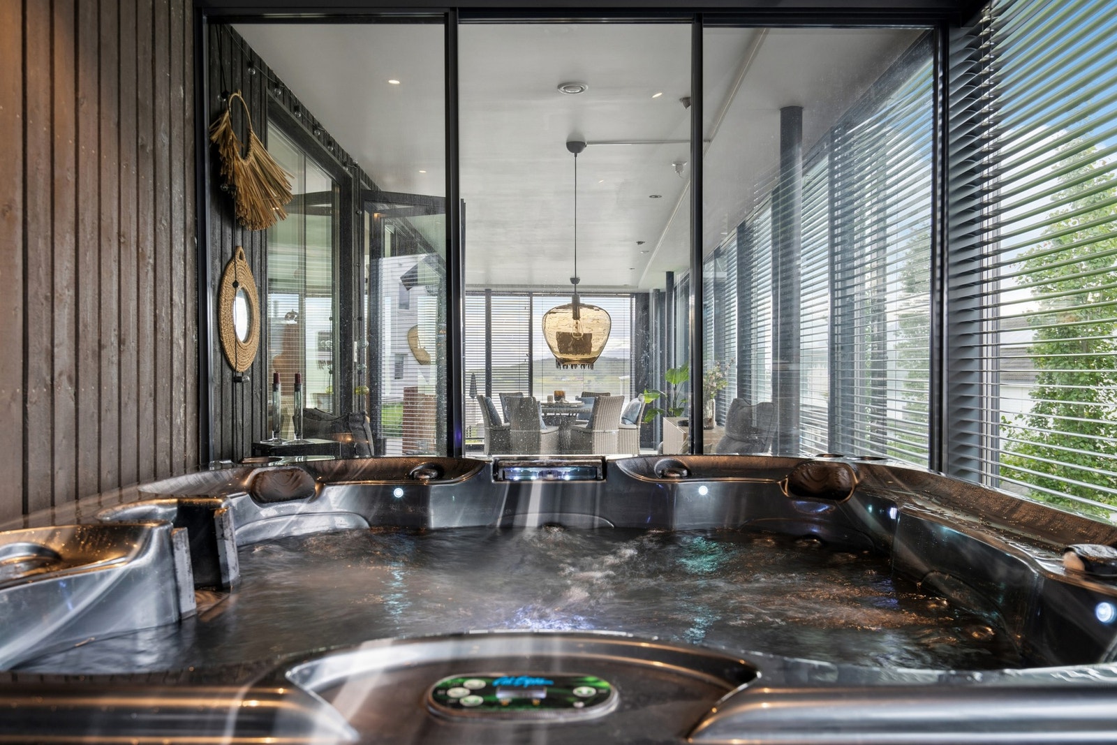 Boblebadet er plassert i en innglasset og skjermet del av uteplassen. Galleribilde