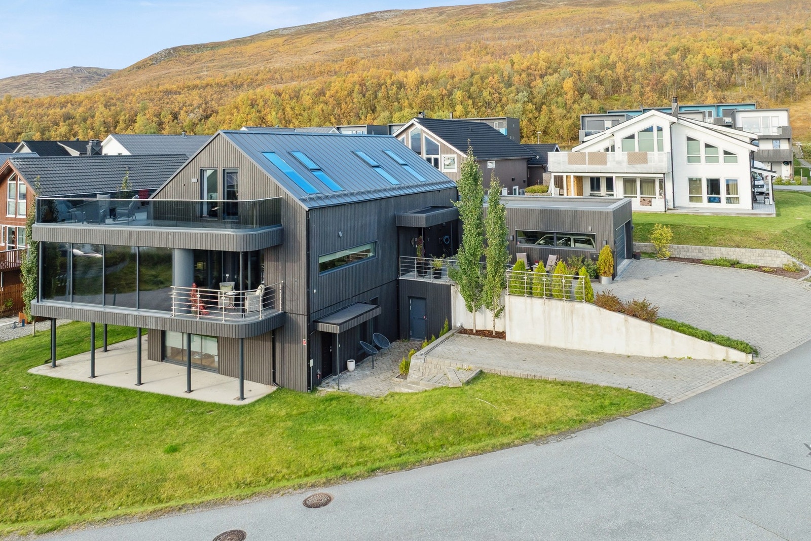 Romslig takterrasse med glassrekkverk og vidstrakt utsikt over sjøen. Galleribilde