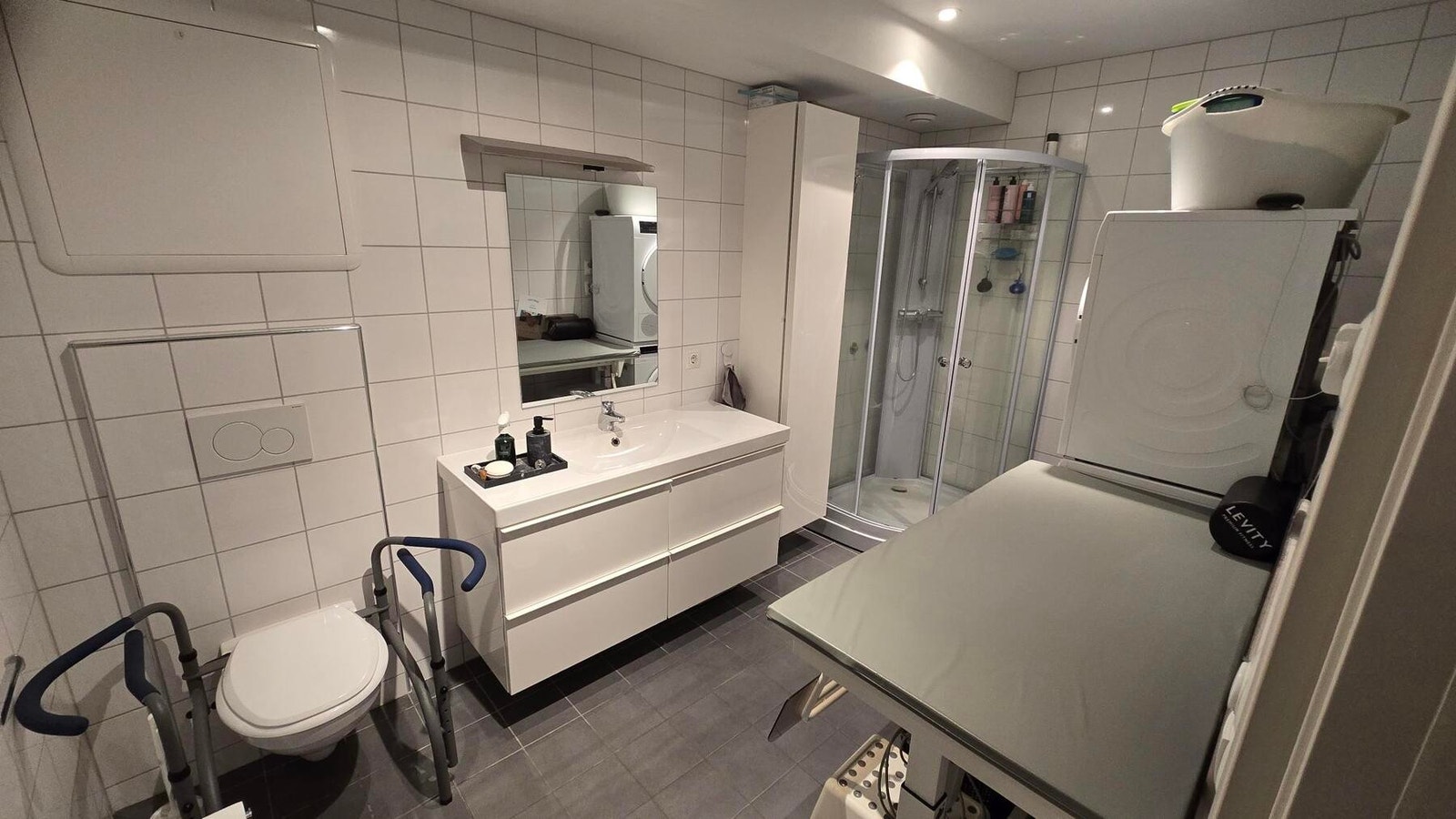 Badet er helfliset med gulvvarme Galleribilde