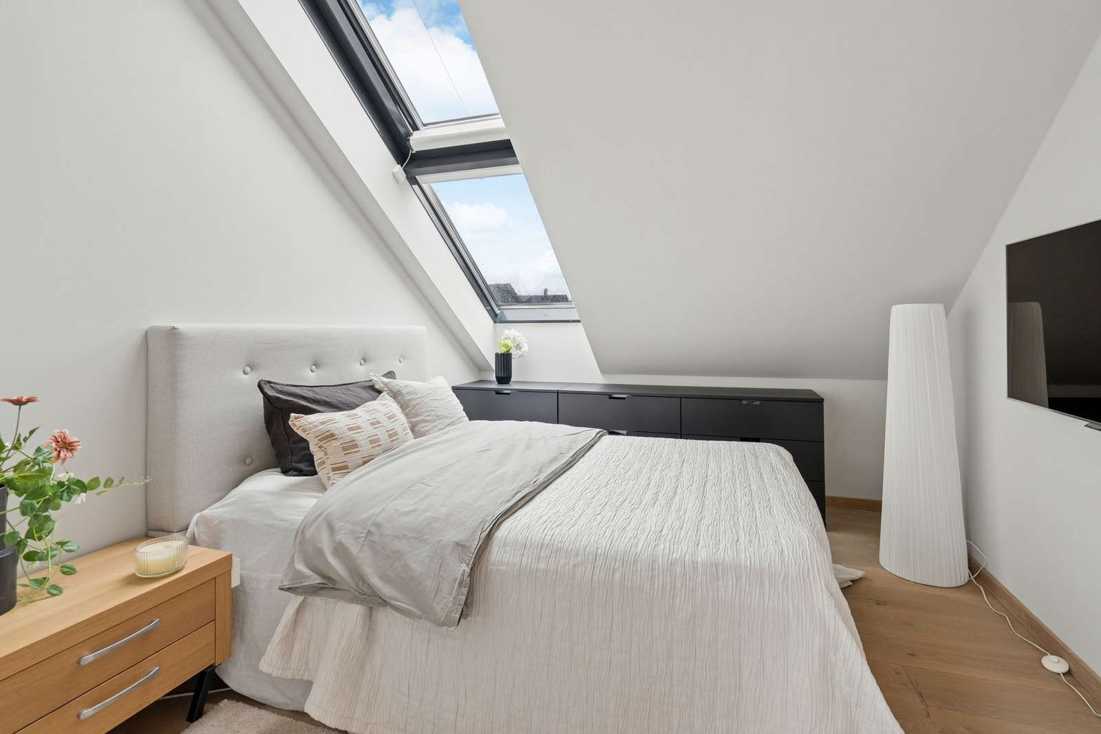 Takvindu gir godt med dagslys inn på soverommet. Galleribilde